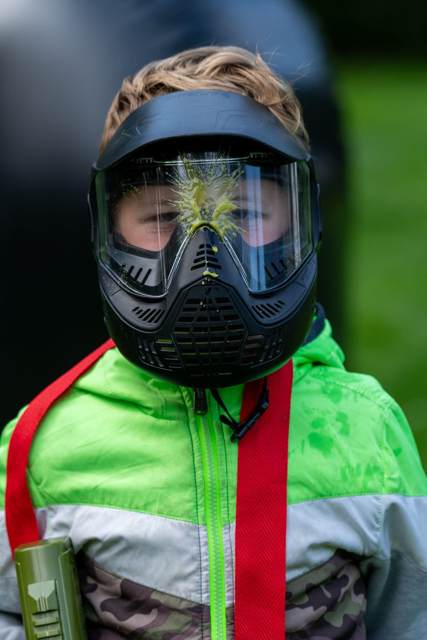 Bescherming die werkt tegen pijn bij paintball een kind met een masker en verfballetjes