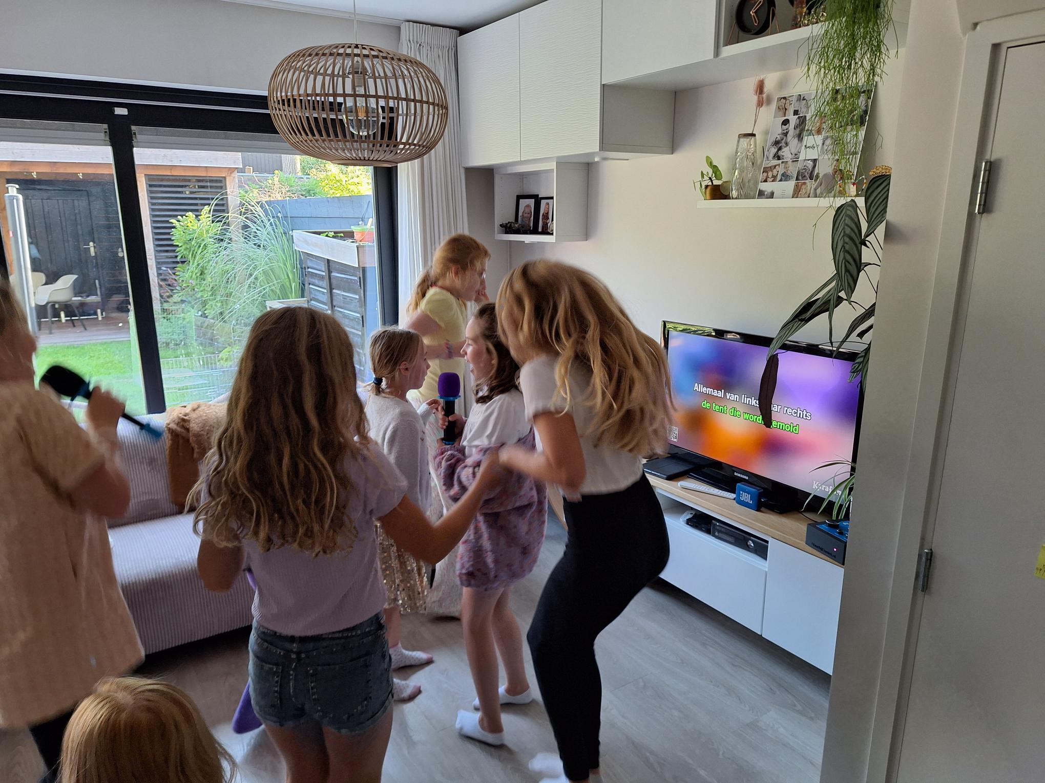Een groep vriendinnen zingen tijdens karaoke thuis huren
