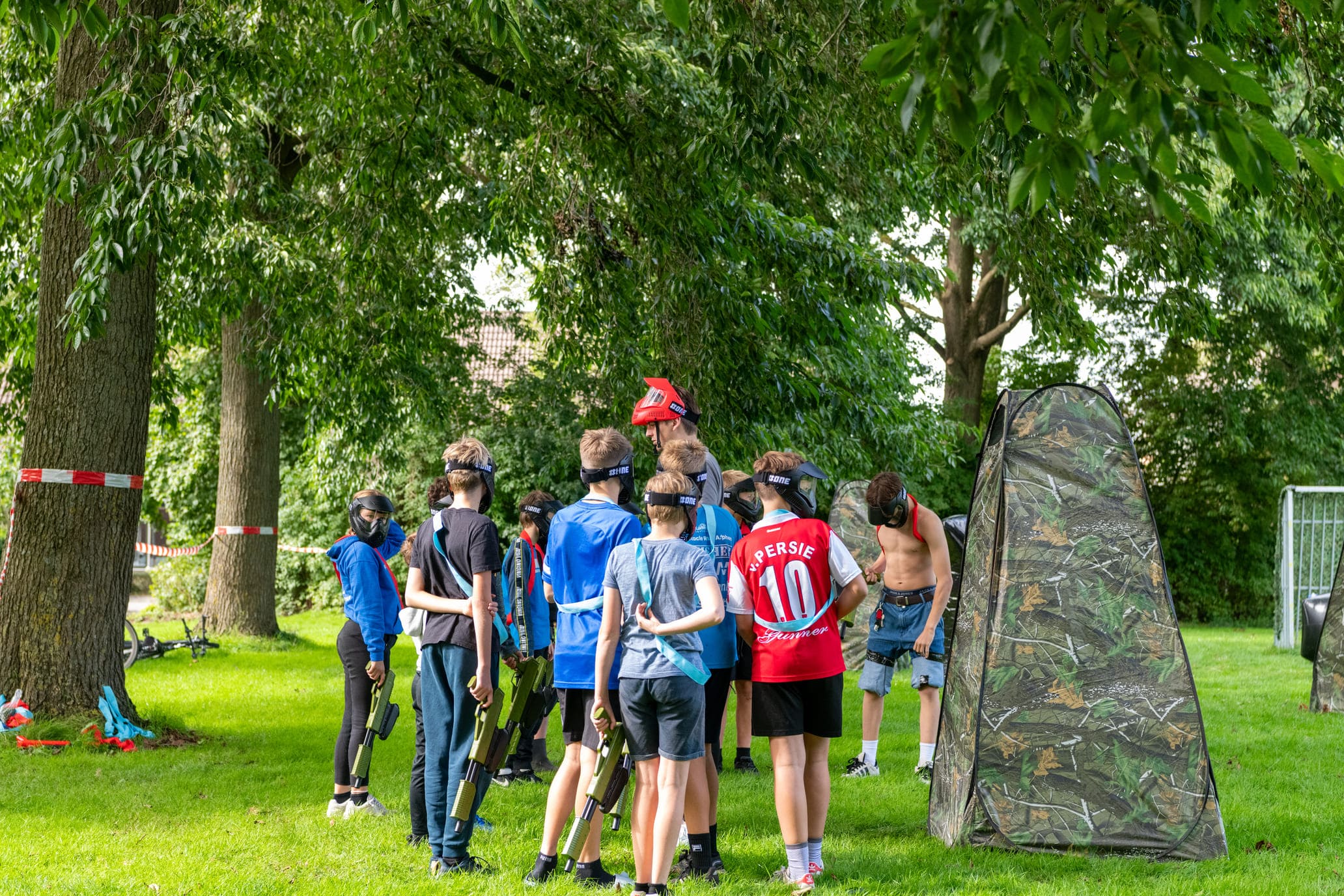 Groep kinderen paintballen op een kinderfeestje paintball met kinderen vanaf 8 jaar