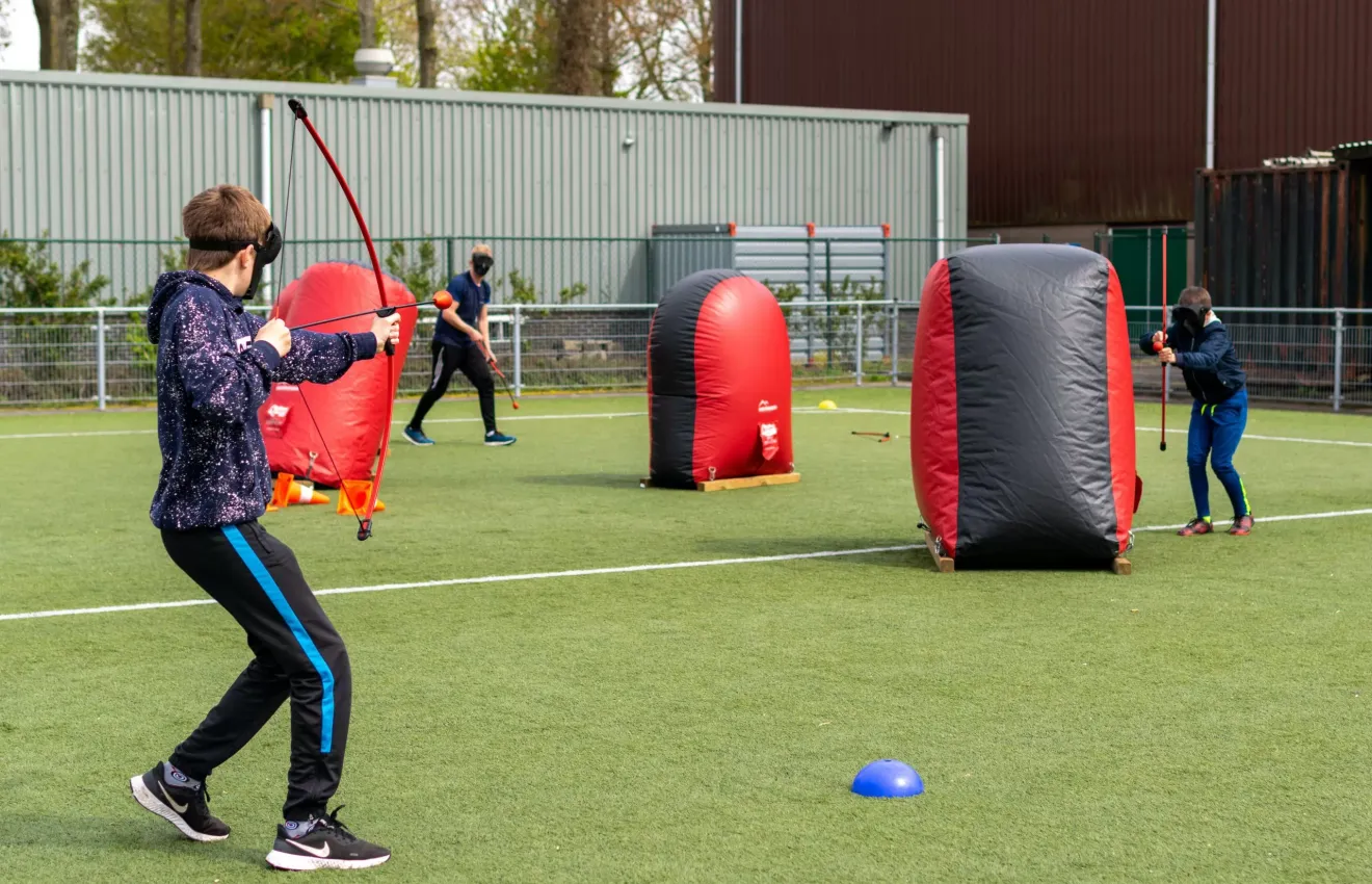 Hoe werkt archery tag kind buiten boog masker en pijl met punt van foam