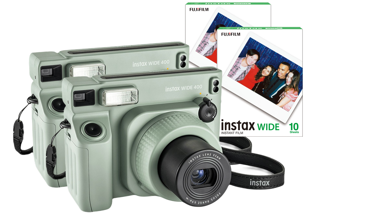 Twee polaroid camera's met instax wide filmpakjes