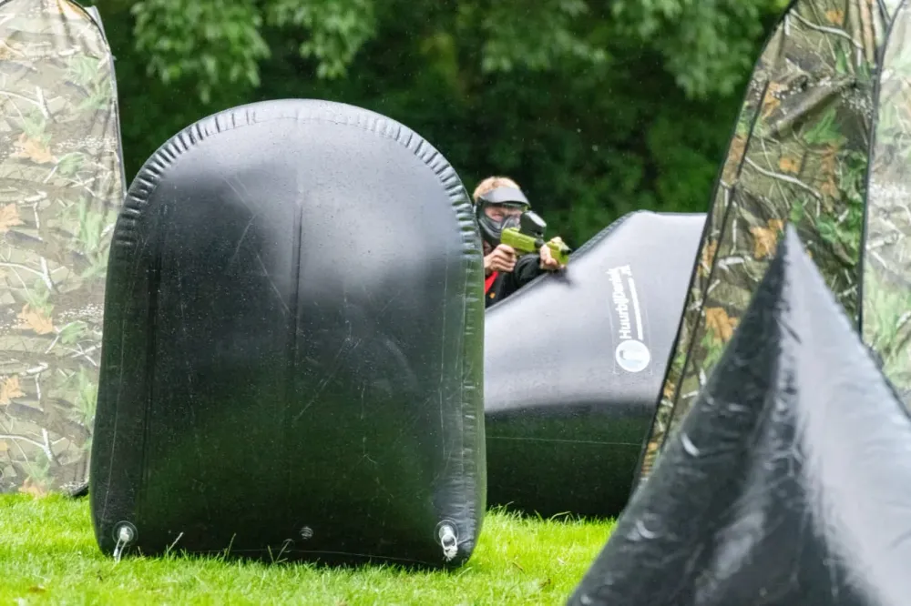 Ideeën vrijgezellenfeest vrijgezel man speelt paintball