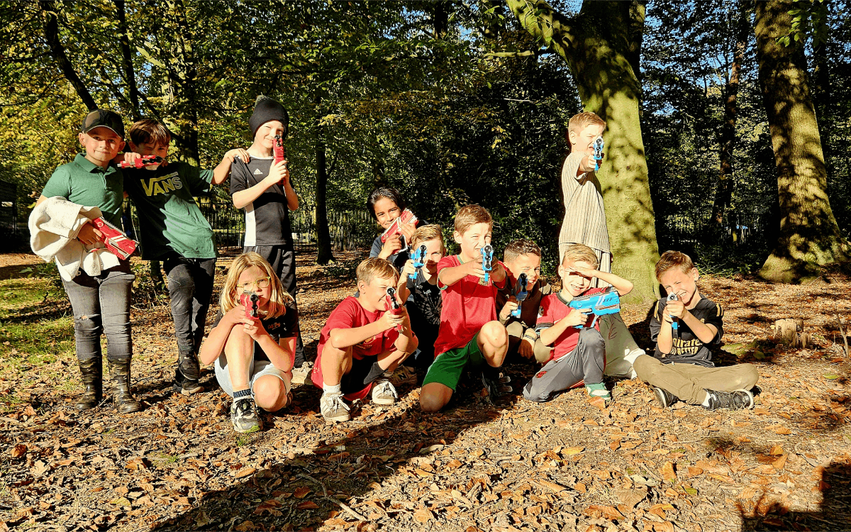 Lasergamen thuis organiseren met een groep kinderen lasergamen in het bos buiten