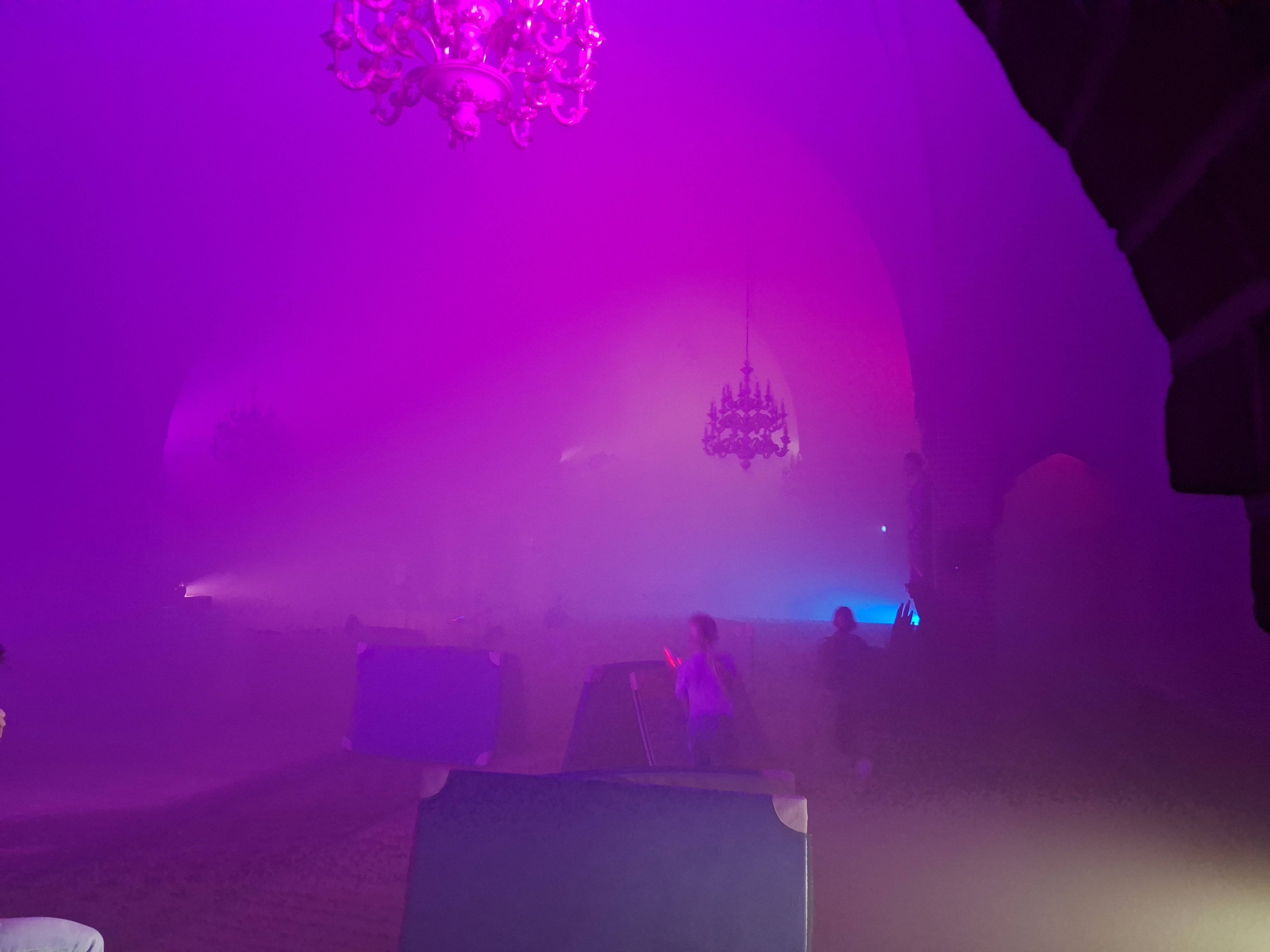 Een zaal voor een kinderfeestje zelf organiseren in glow in the dark thema met lasergamen