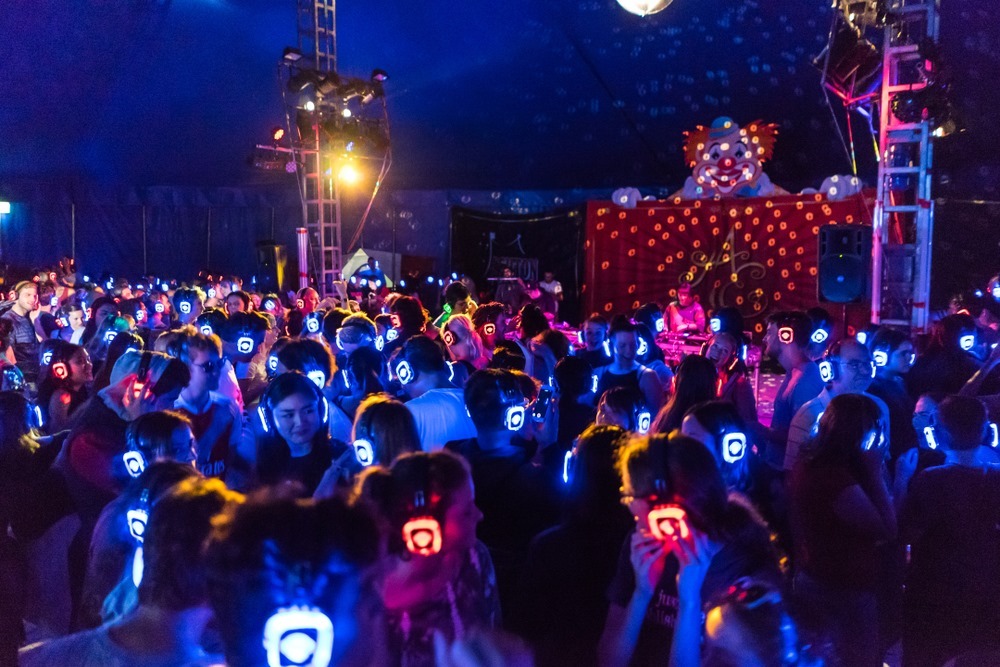 Silent disco voor kinderen tijdens een kinderfeestje in een zaal
