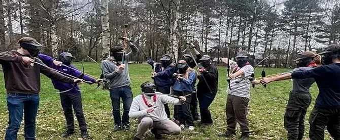 Archery tag spelen hoe werkt het met een grote groep scouting buiten