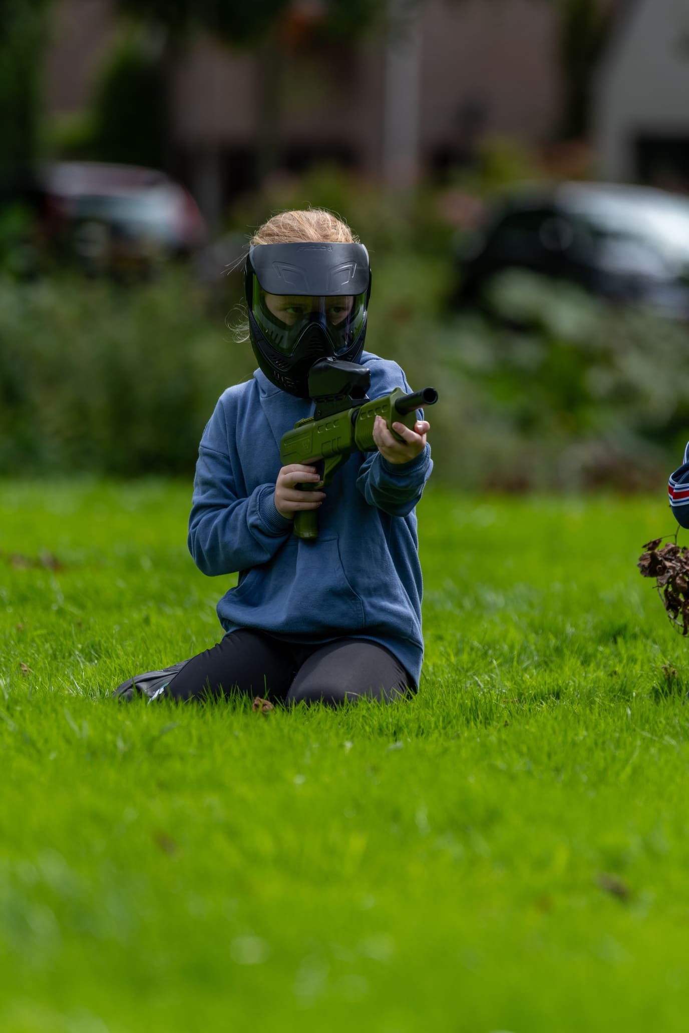 Meisje paintballen doet paintball pijn grasveldje paintballgun
