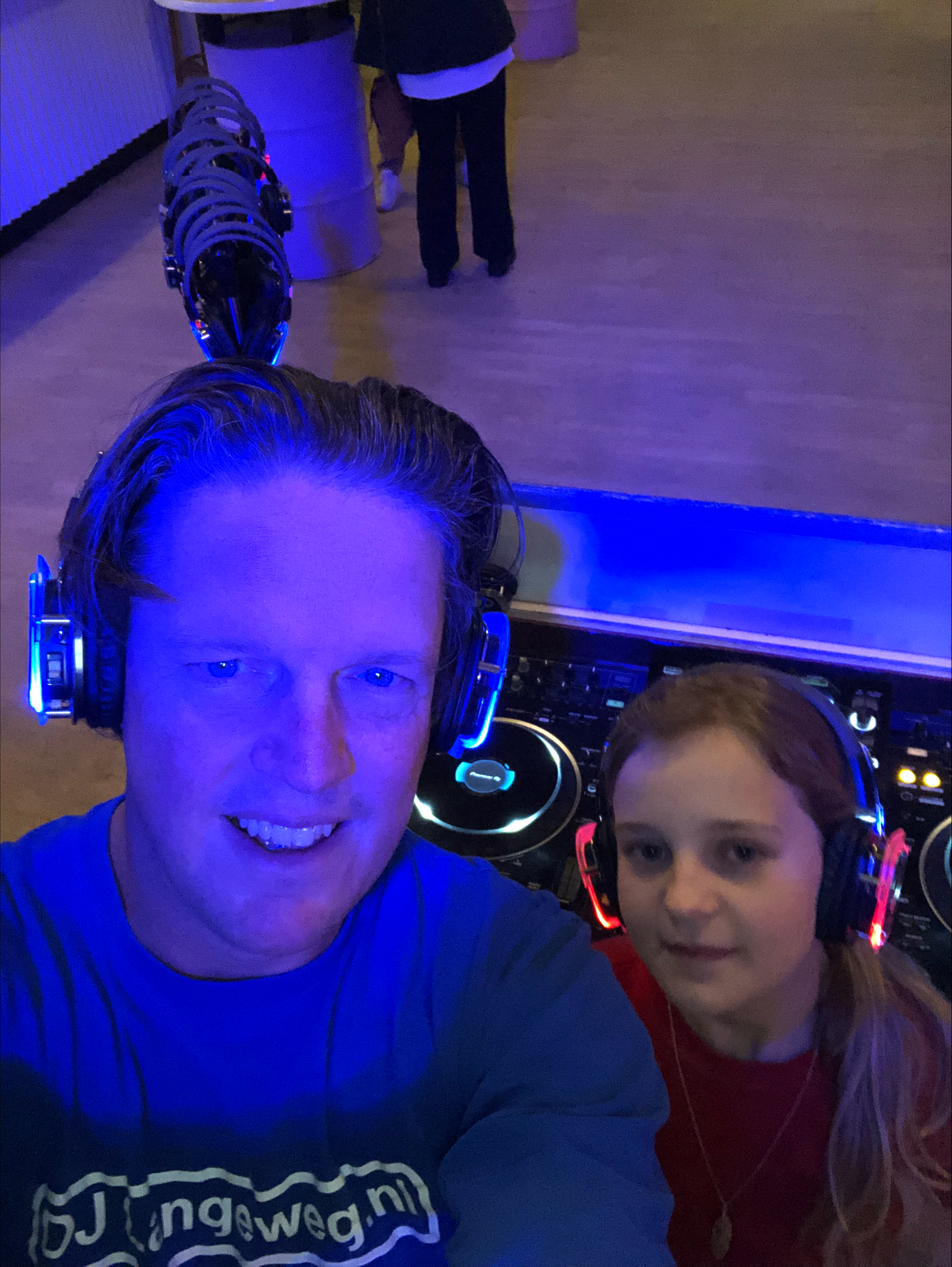 Silent disco voor kinderen tijdens een kinderfeestje met kind en dj