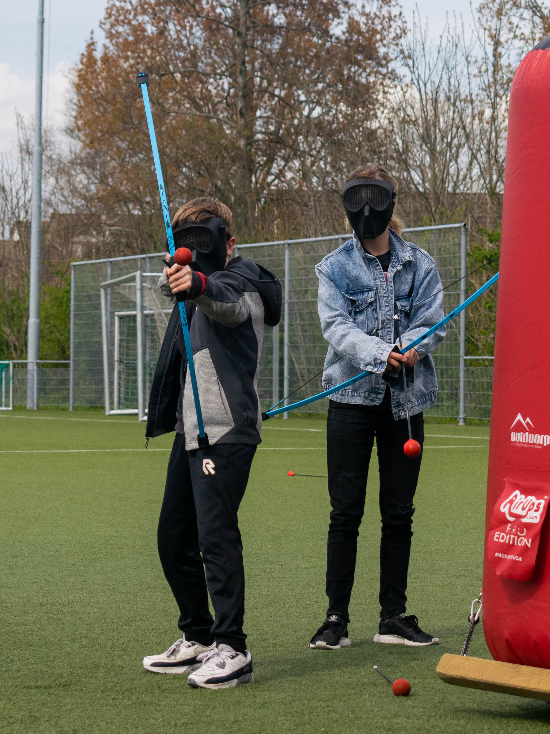 Archery tag indoor of outdoor spelen met pijl en boog in een gymzaal