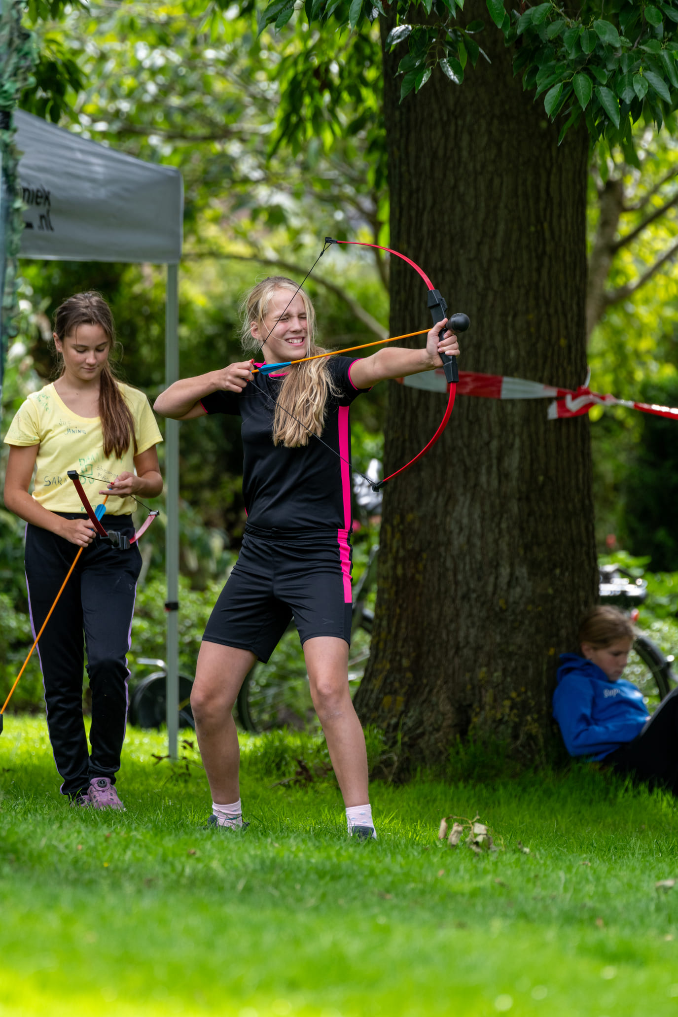 Archery tag outdoor spelen op een buitenlocatie met goed weer en pijl en boog