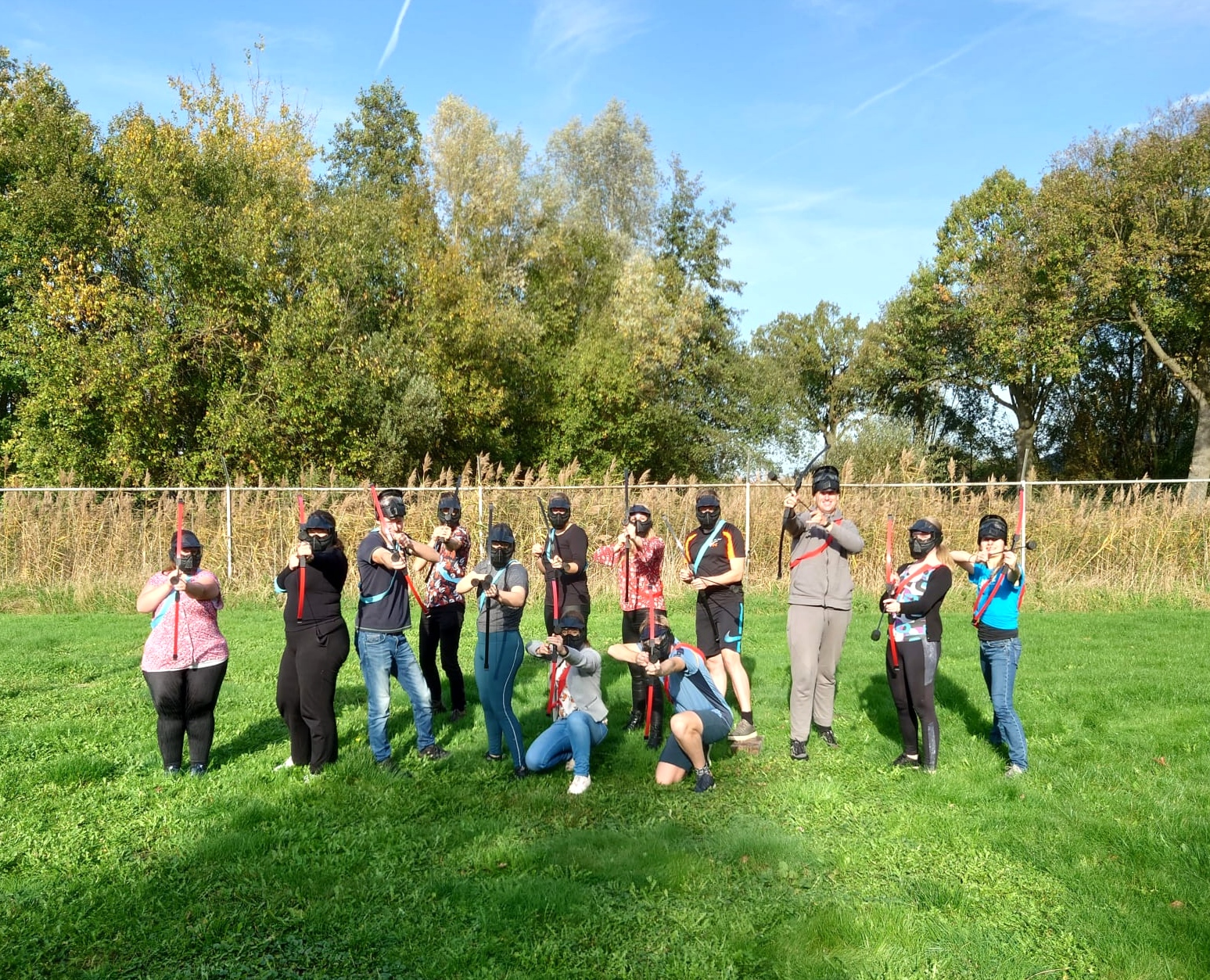 De leukste spelvormen voor archery tag met een groep mensen met pijlen en bogen en maskers