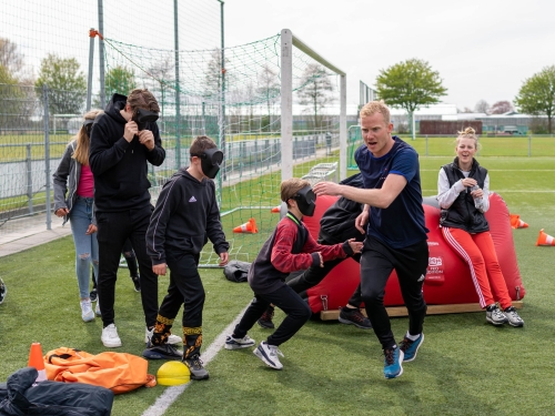 Hoe werkt archery tag wat is het een pijl boog en masker in een gymzaal indoor
