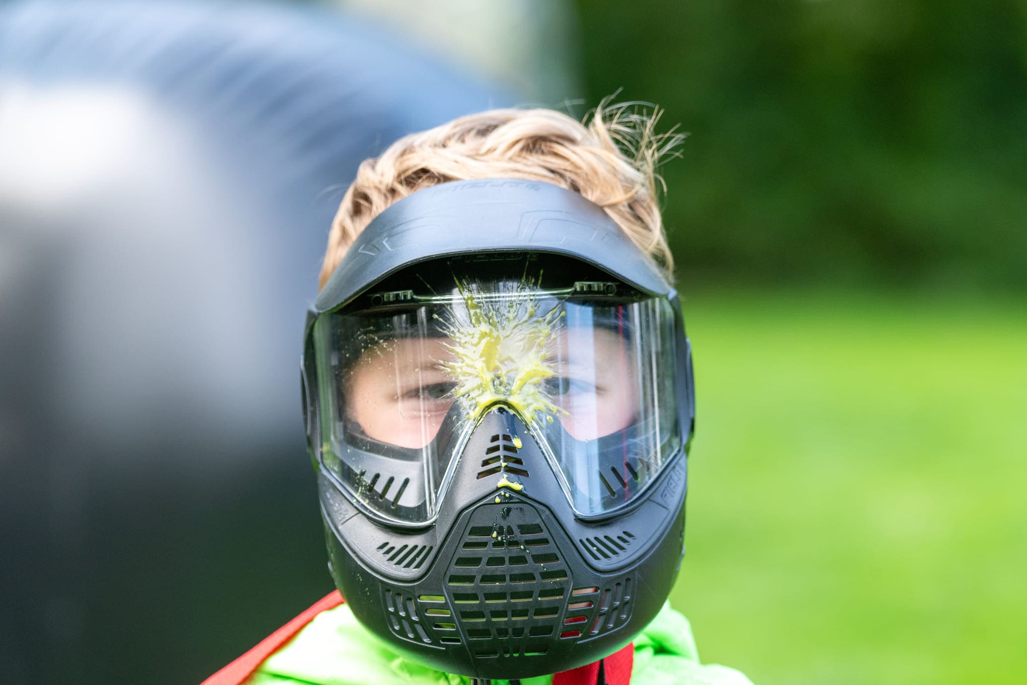 Doet paintball pijn een jongen met verf op zijn masker