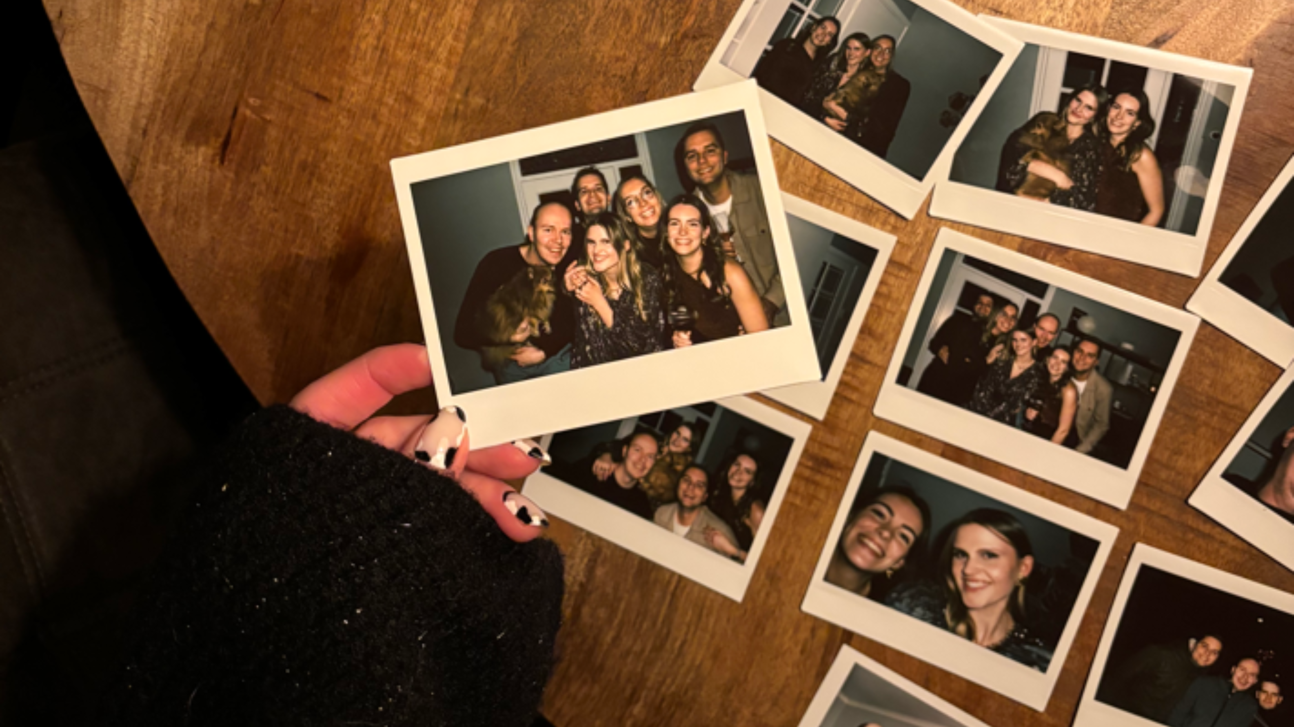 De foto's van de Fujifilm Instax Wide 400 polaroid camea met een groep vriendinnen op een feestje vastgehouden door een vrouw