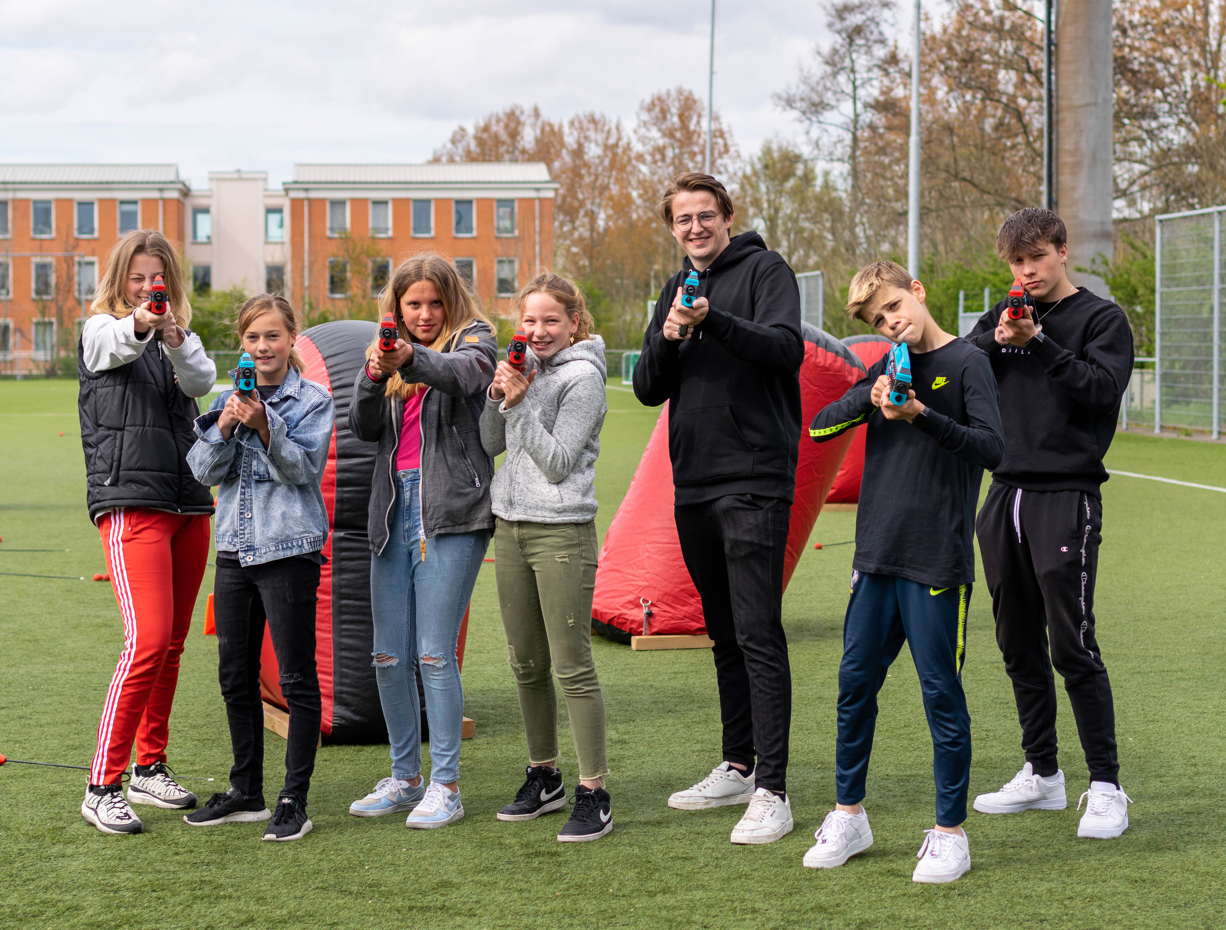 Twee kinderen die samen lasergamen op een kinderfeestje vanaf buiten vanaf welke leeftijd
