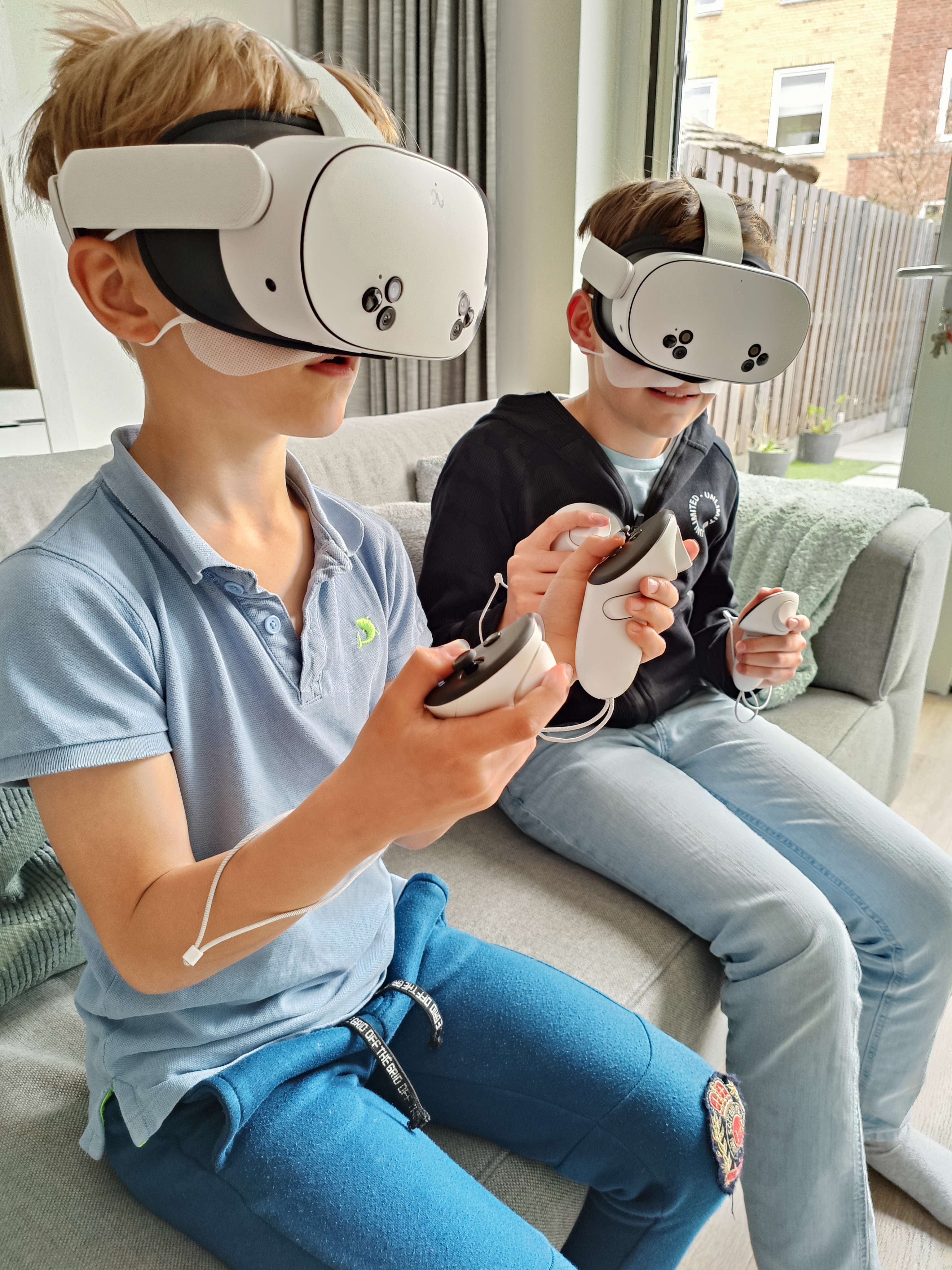VR bril huren voor kinderfeestje met twee kinderen die thuis in de huiskamer VR spelen