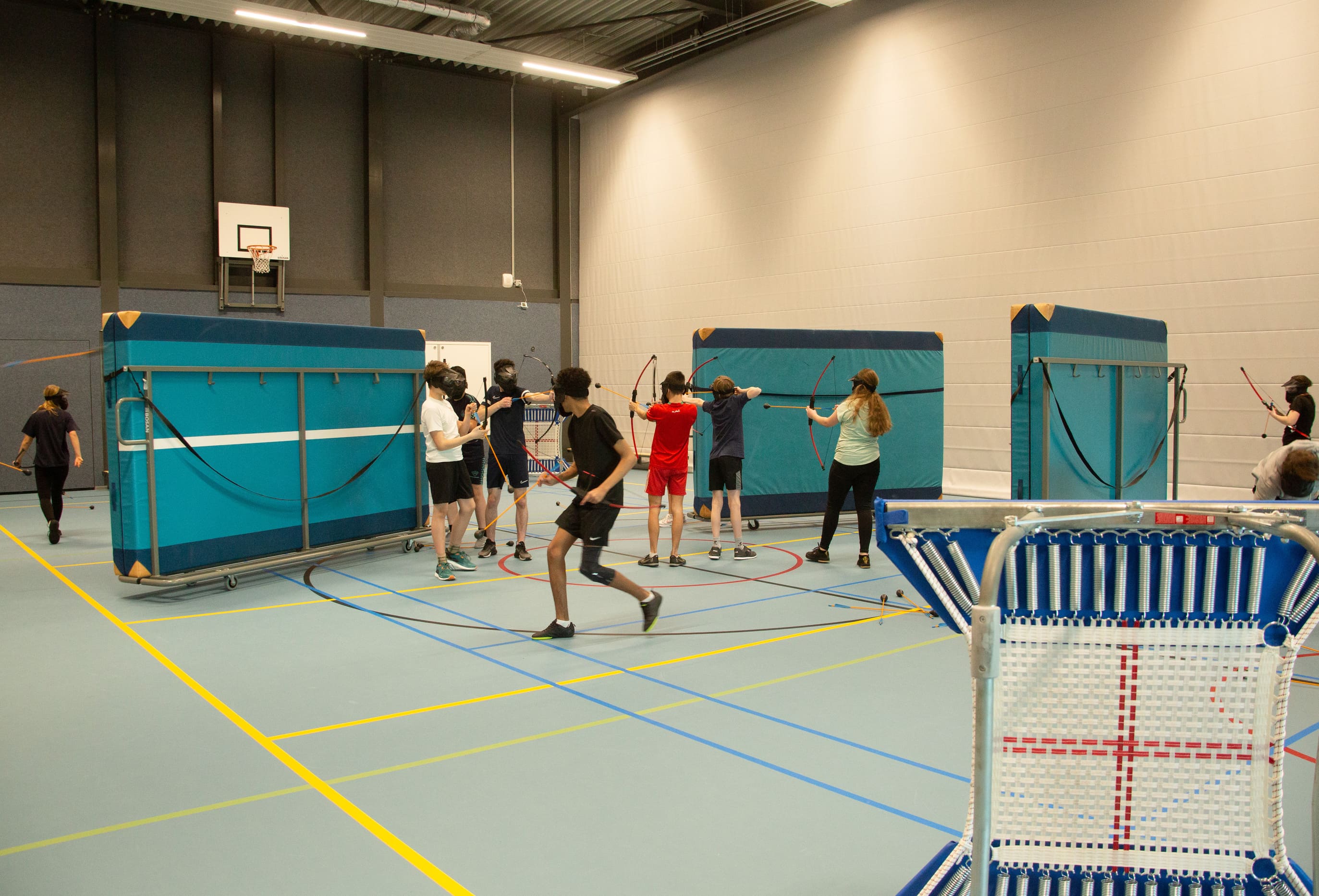 Hoe werkt archery tag wat is het een pijl boog en masker in een gymzaal indoor