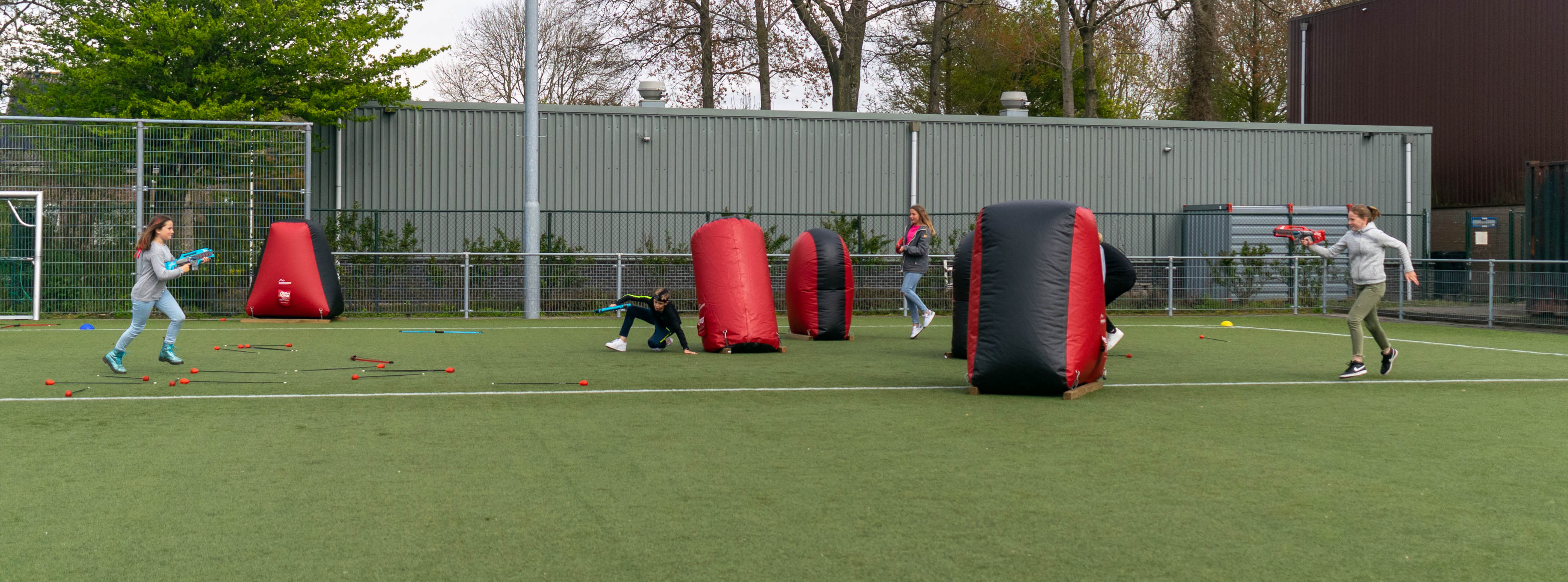Uitleg over hoe lasergamen werkt met de spelregels op een grasveld