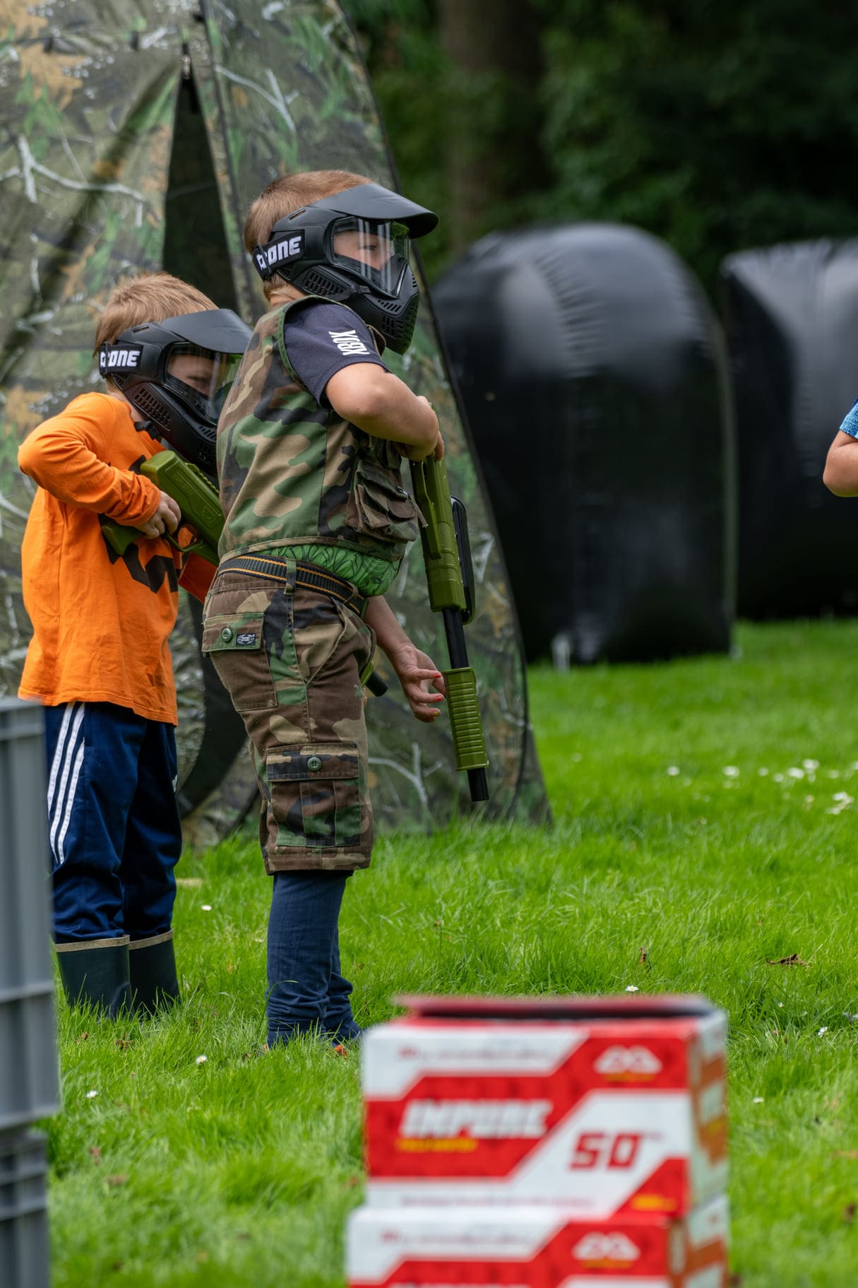 Bescherming die werkt tegen pijn bij paintball een kind met een masker en verfballetjes