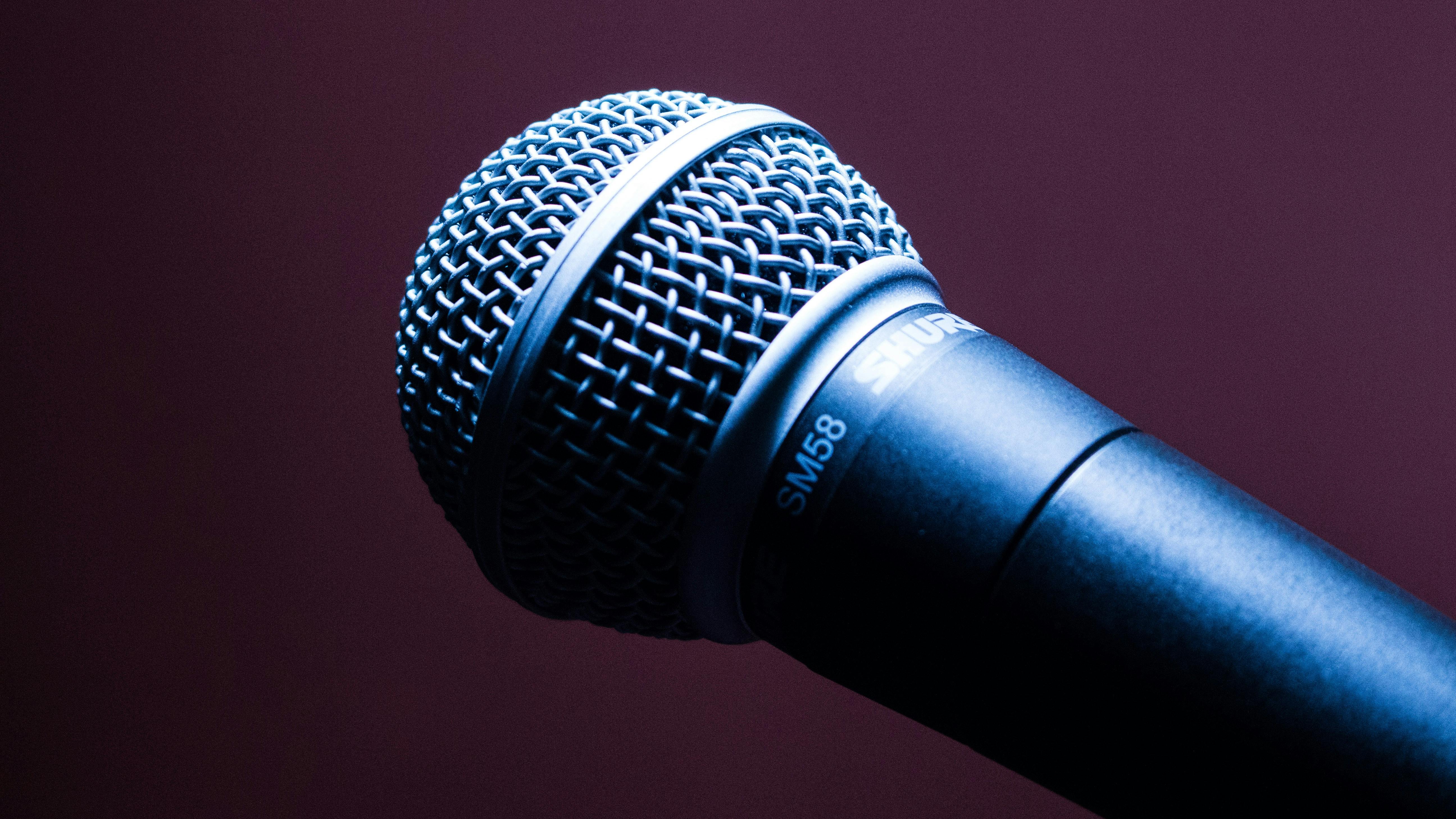 Karaoke thuis zelf huren een microfoon om in te zingen