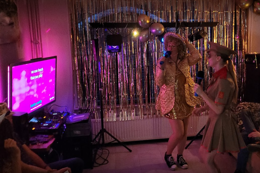 Karaoke thuis zelf huren een groep vriendinnen die zingen