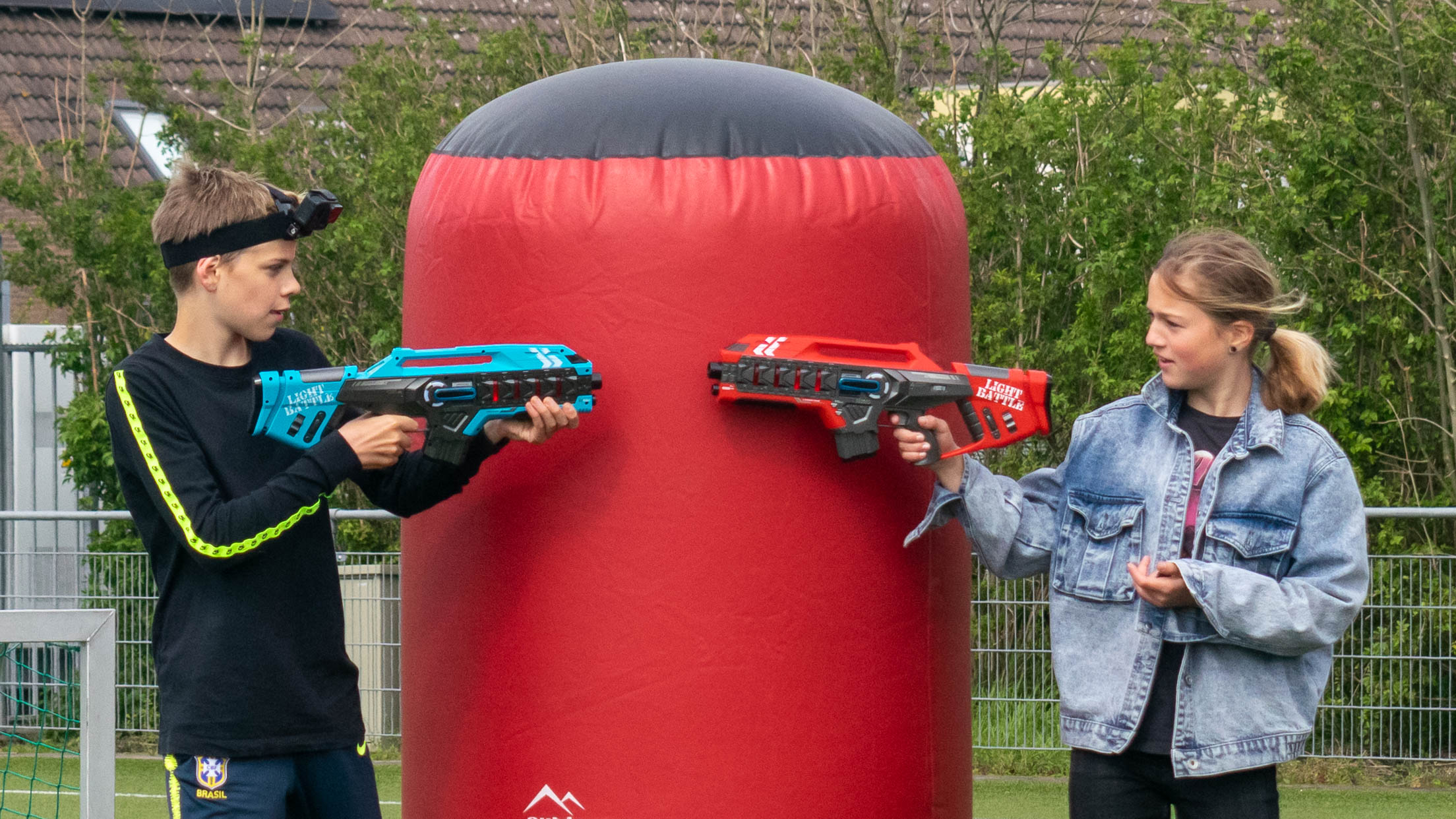 Twee kinderen die samen lasergamen op een kinderfeestje vanaf buiten vanaf welke leeftijd