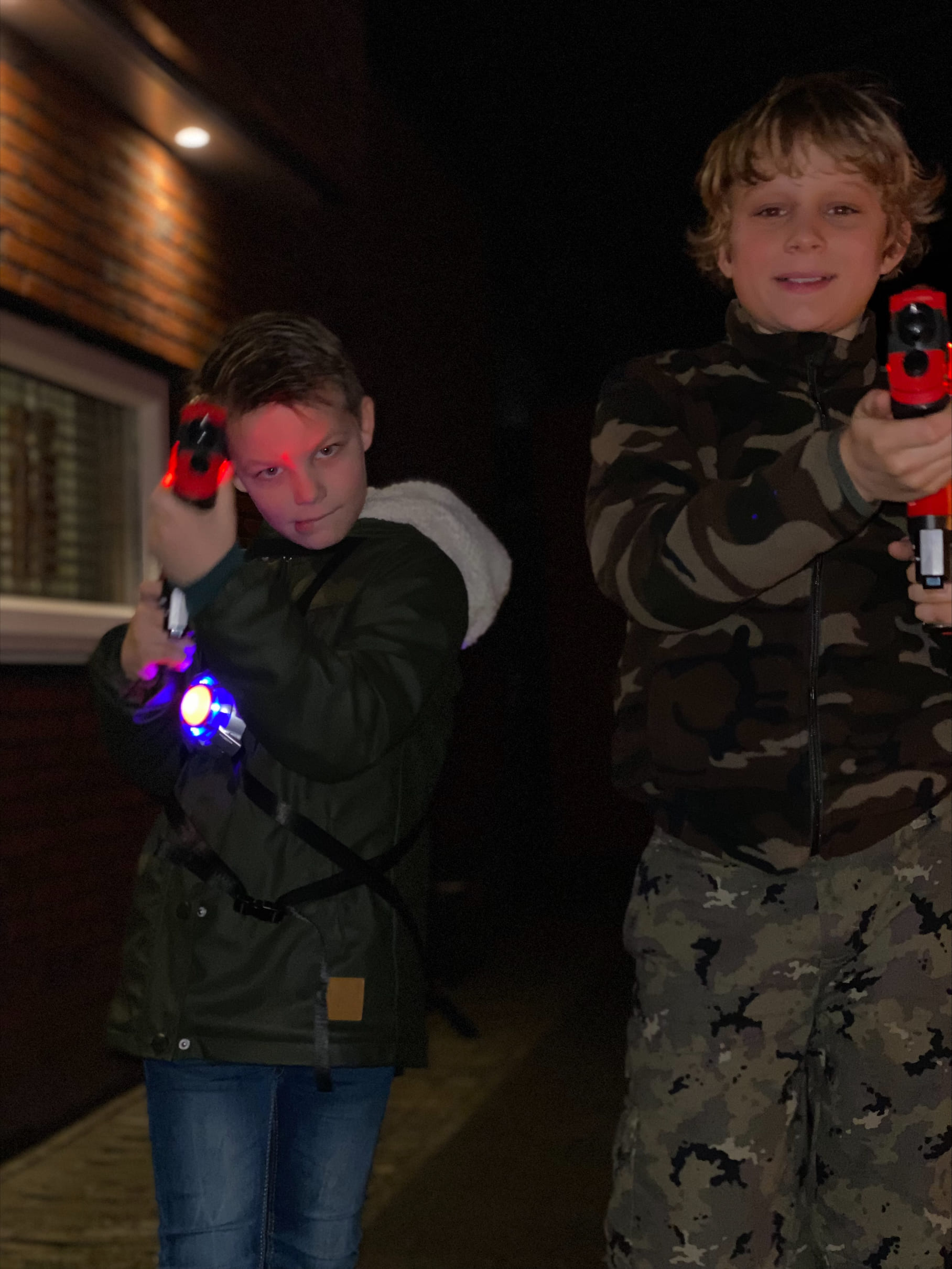 Lasergamen thuis zelf organiseren met spelregels en een tijdschema zodat twee kinderen met laserguns een potje kunnen spelen