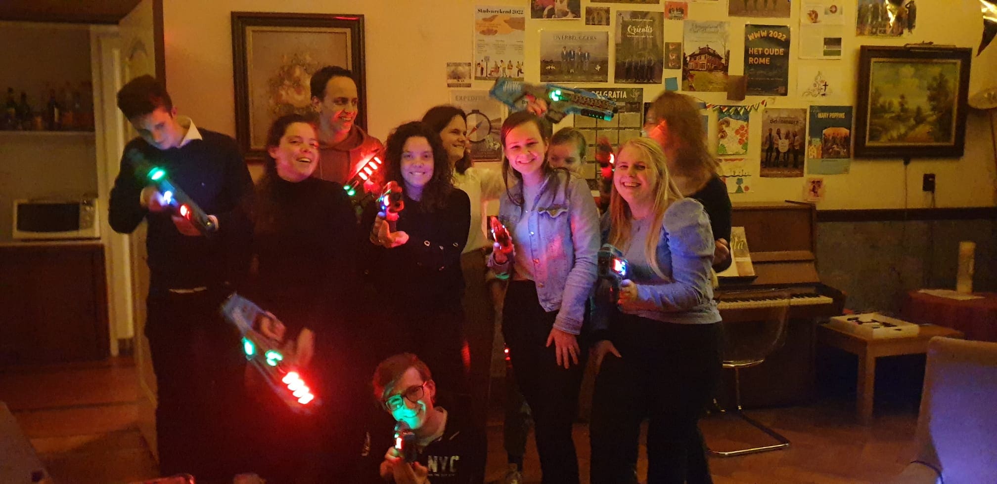 Lasergamen thuis zelf organiseren met spelregels en een tijdschema zodat twee kinderen met laserguns een potje kunnen spelen