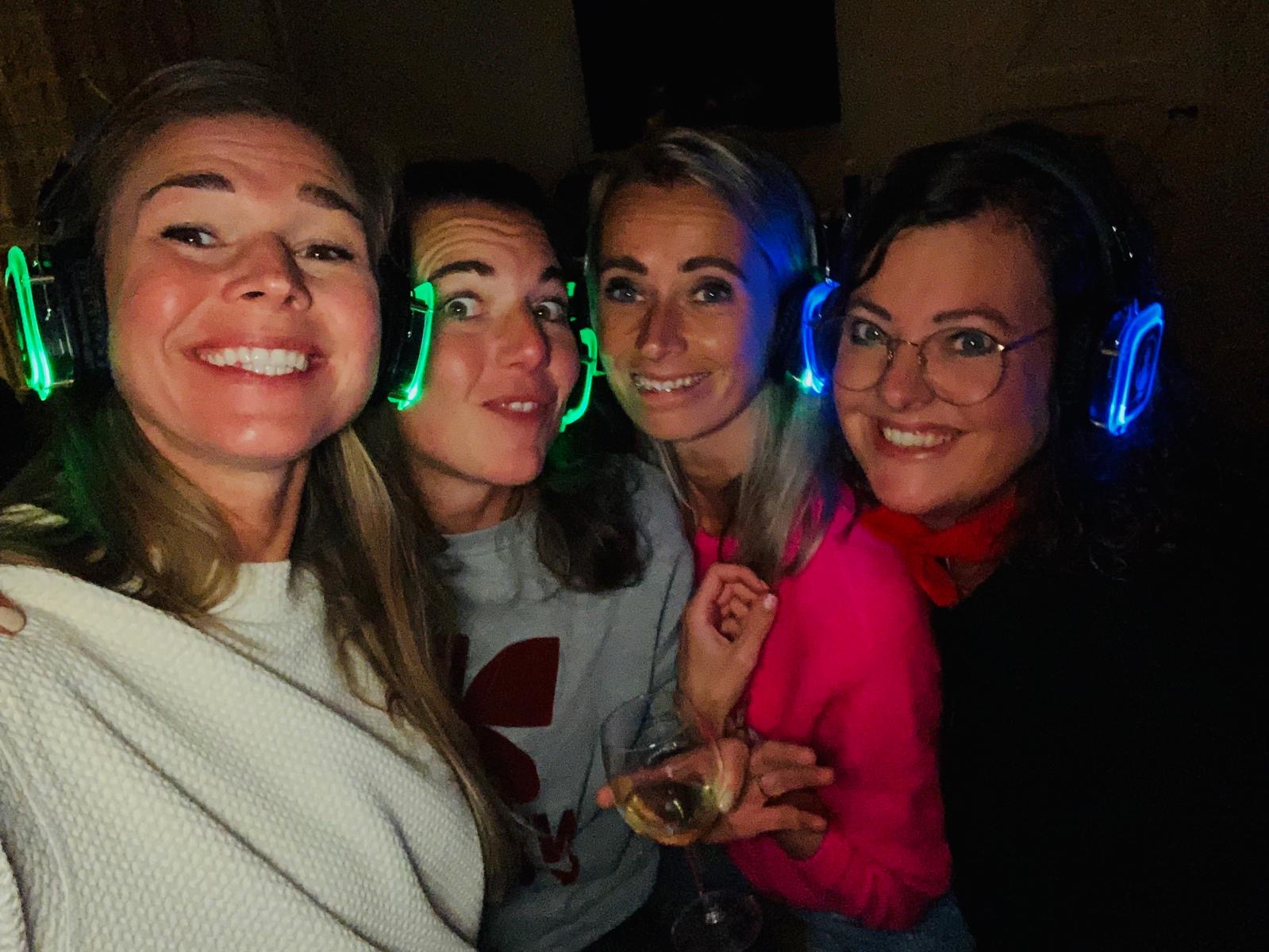 Silent disco zonder geluidsoverlast op een huisfeest organiseren thuis