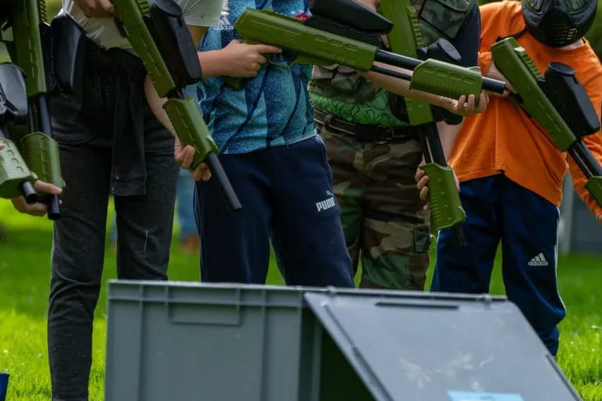Ideeën vrijgezellenfeest mannen paintballen met een groep vrienden
