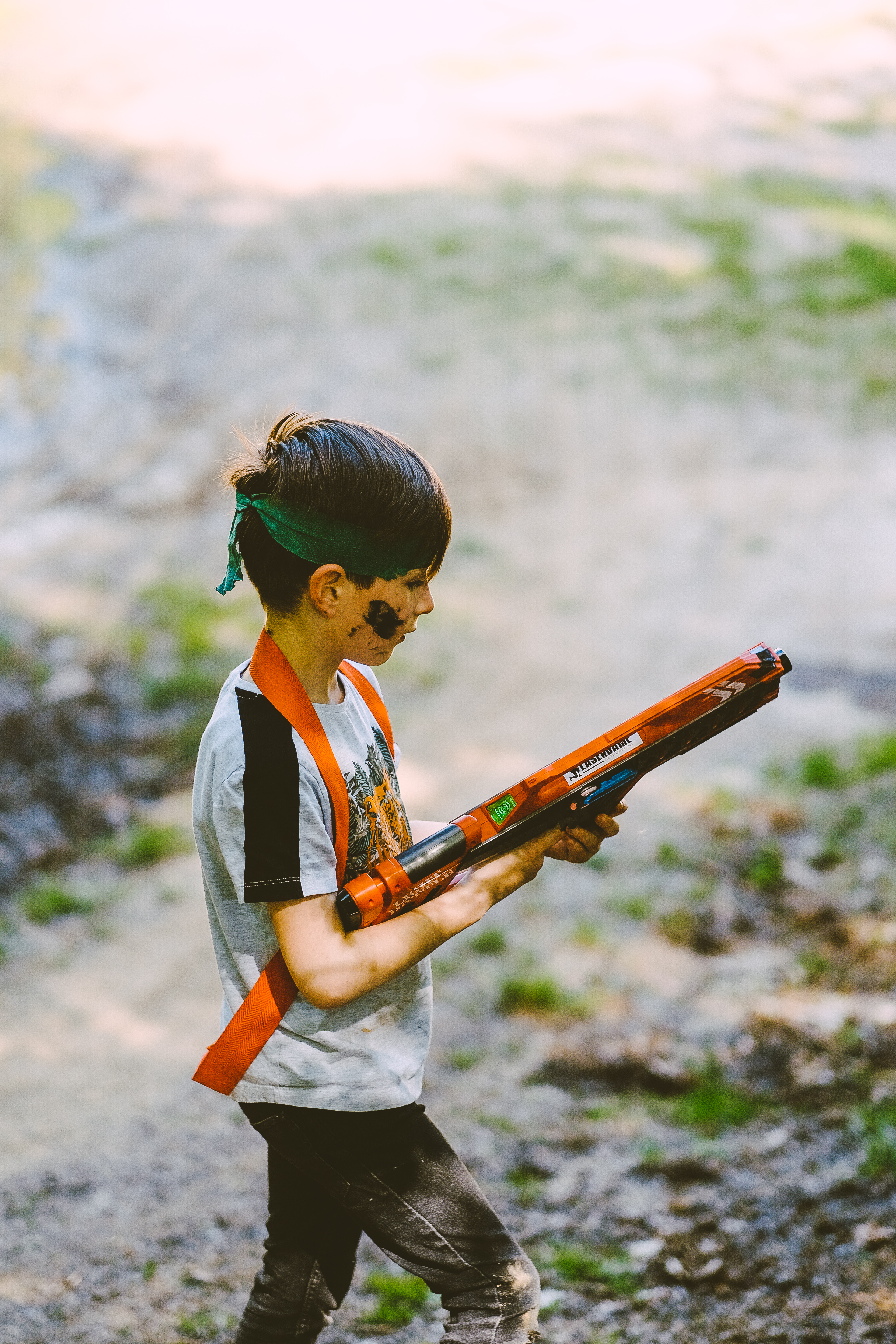 Een kind in de tuin lasergamen op een kinderfeestje vanaf buiten vanaf welke leeftijd