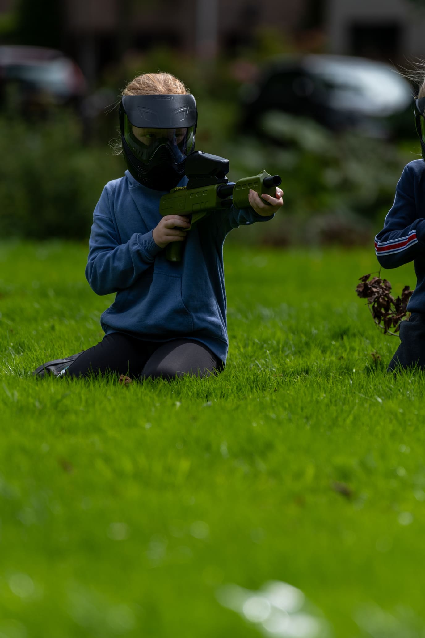 Paintball kinderfeestje organiseren tips voor voorbereiding buiten in het bos met paintballgun op grasveldje
