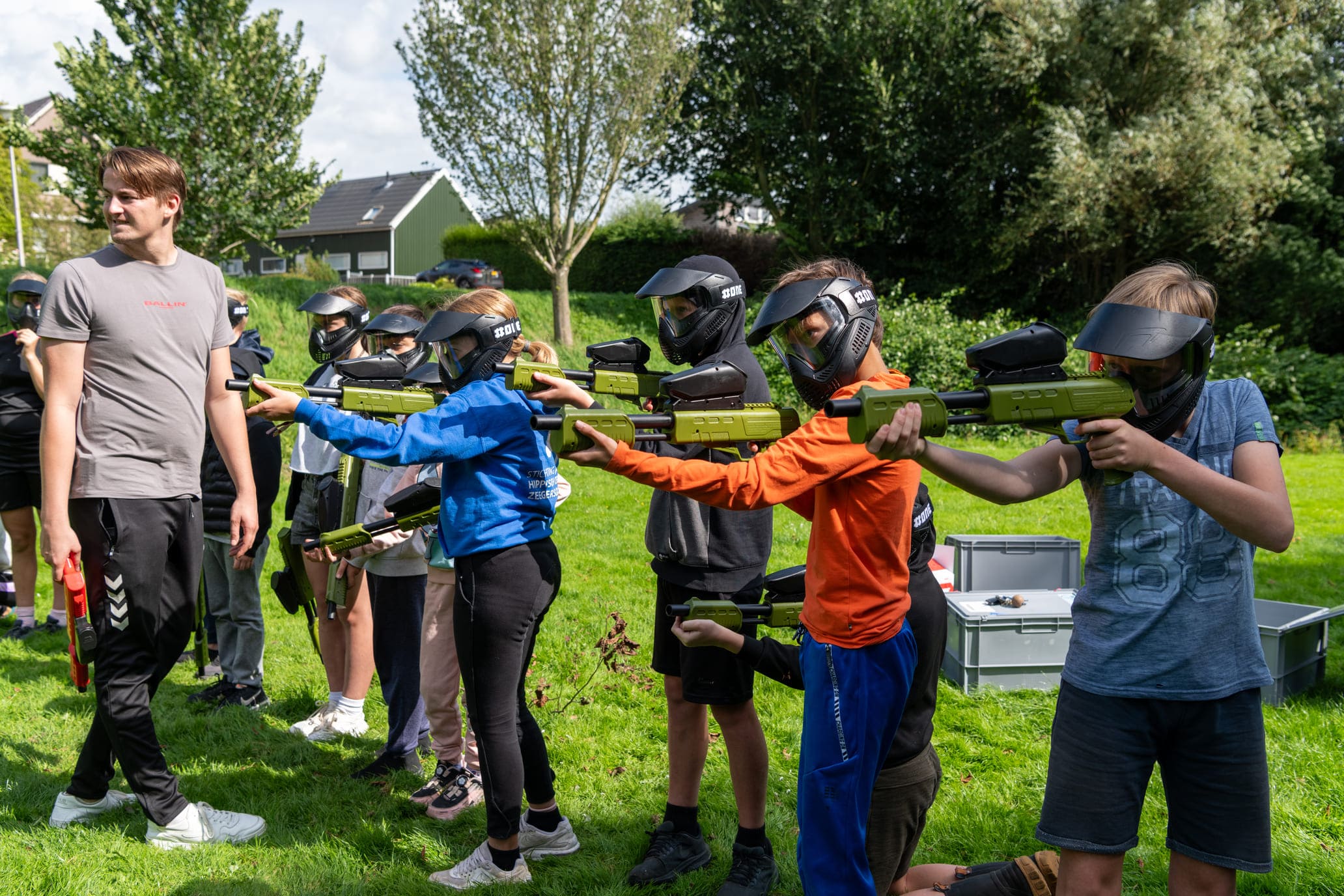 Paintball kinderfeestje organiseren tips en praktische informatie kinderen met paintballgun buiten