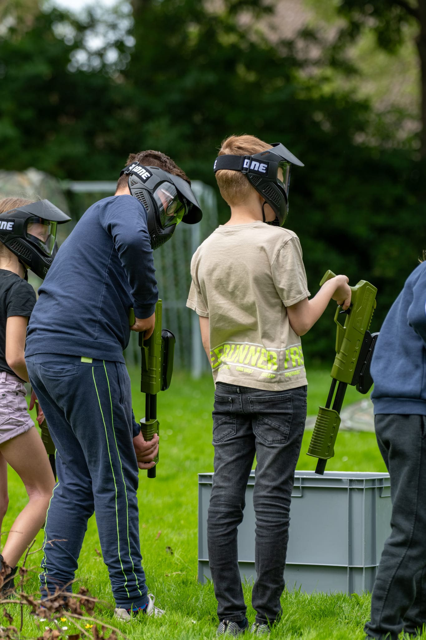 Kinderen op een kinderfeestje met paintballguns en een spelvorm die simpel is voor kinderen