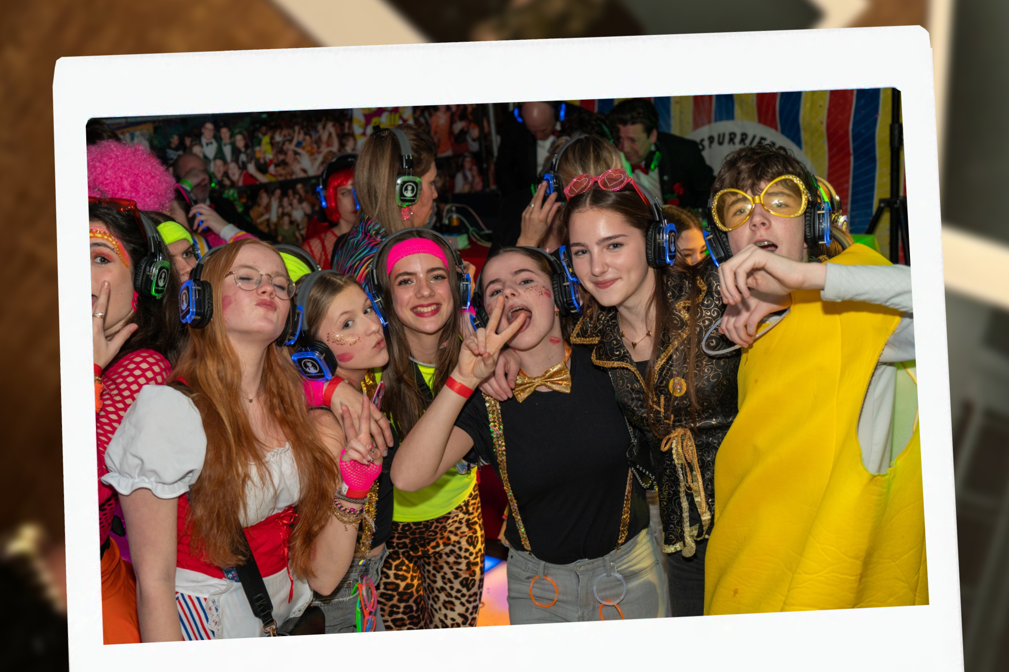 Een groep vrienden in verkleedkleren voor een polaroid album op fotopapier