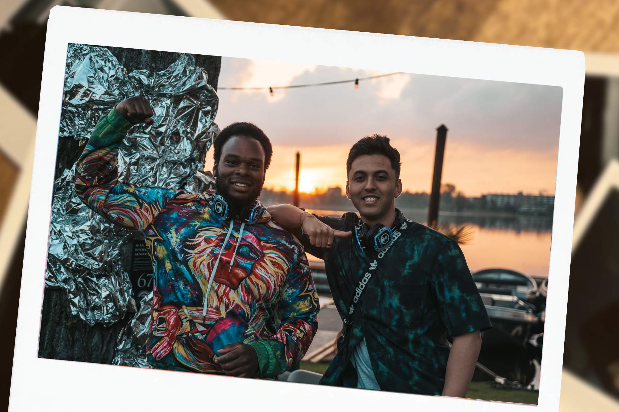 Inspiratie en tips voor een polaroid album op fotopapier met twee vrienden op een festival buiten tijdens een feestje
