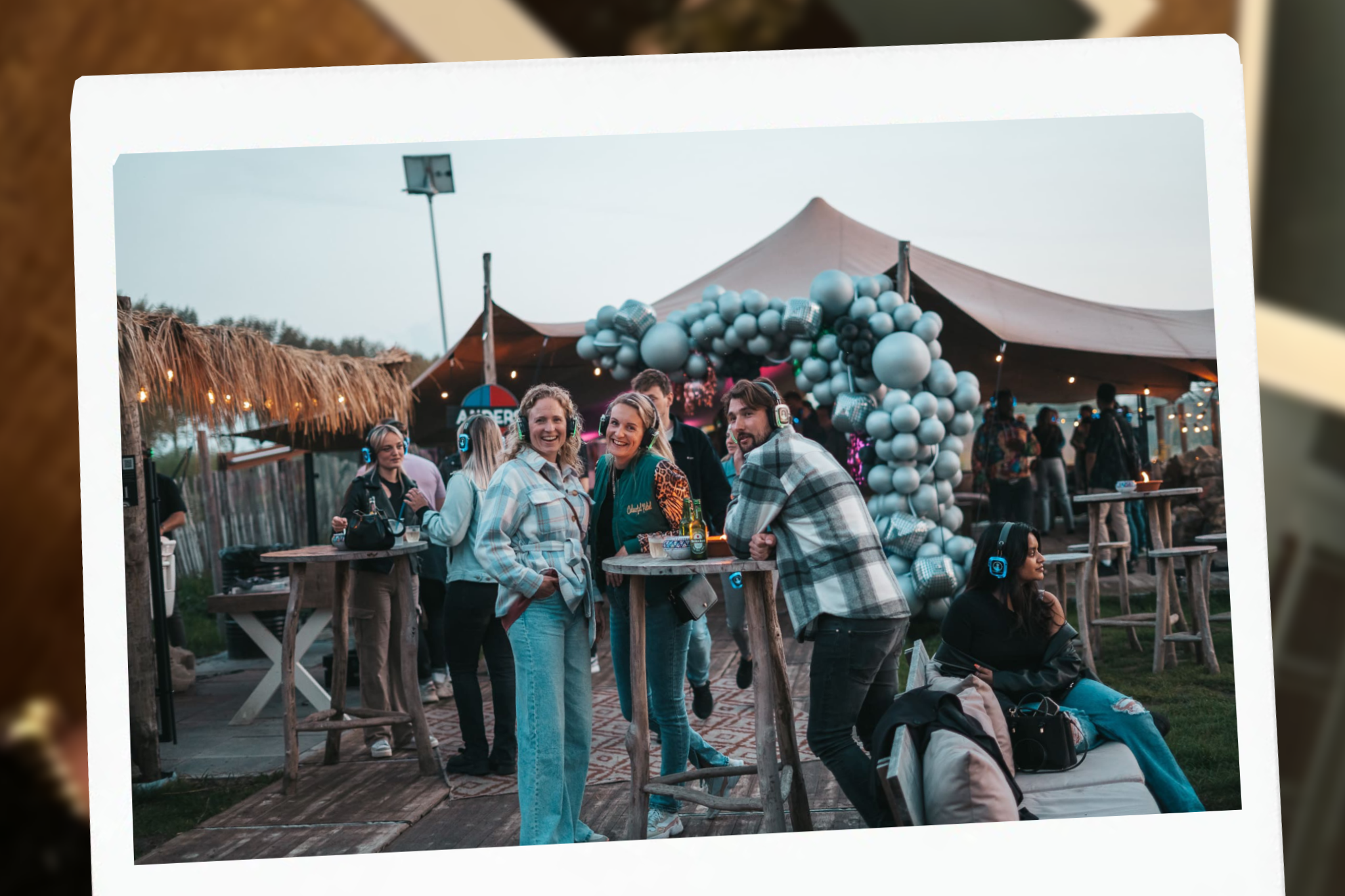Een foto op een bruiloft die gemaakt is met een gehuurde polaroid camera op instant fotopapier van de Fujifilm Instax Wide 400
