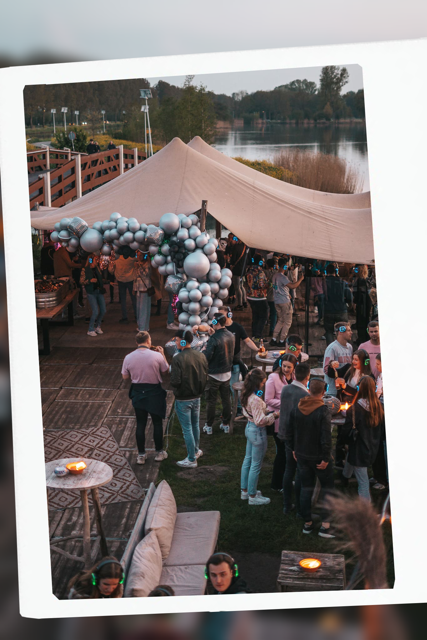 Een bruiloft die vastgelegd is met een gehuurde polaroid camera op Fujifilm Instax Wide 400 fotopapier