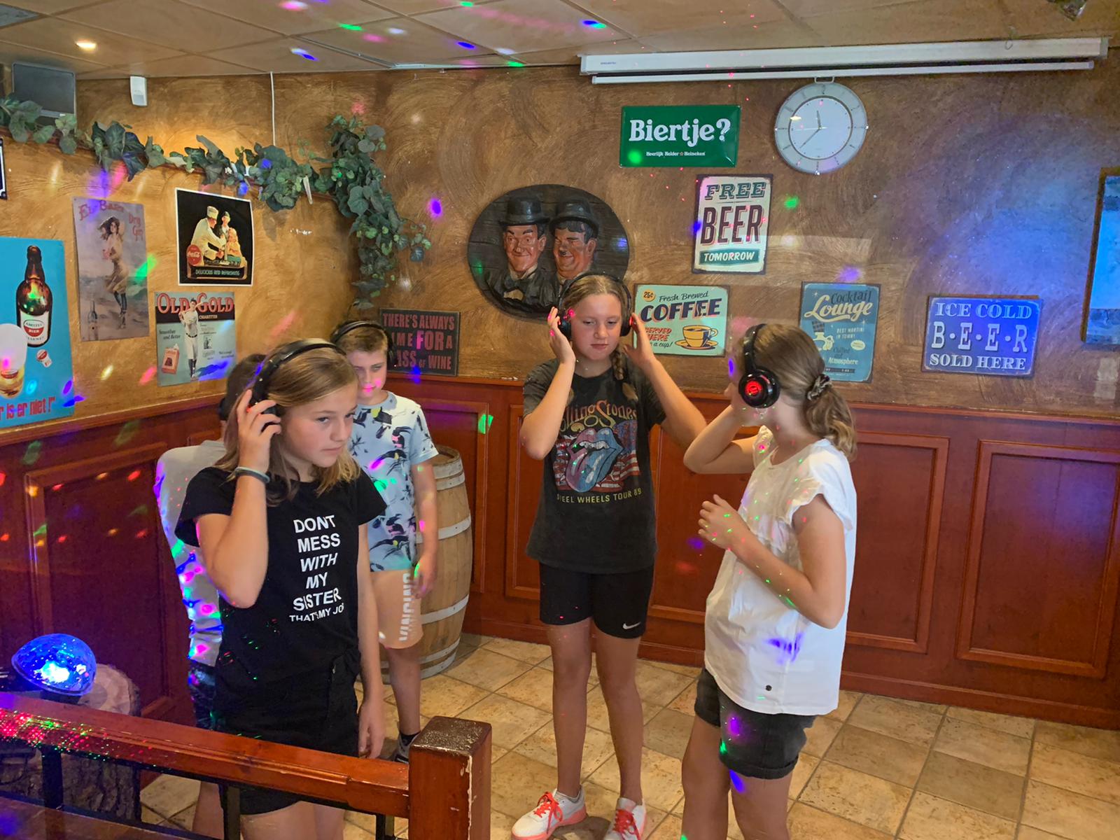 Een silent disco kinderfeestje met koptelefoons voor kinderen