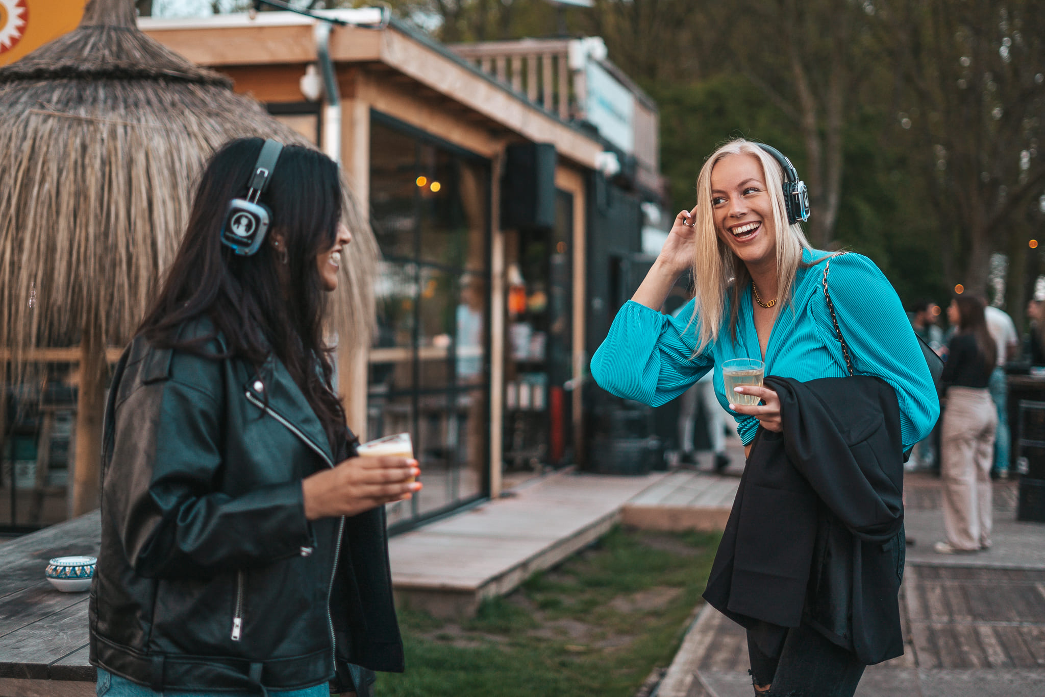 Silent disco koptelefoon feestje in een zaal met feestende mensen