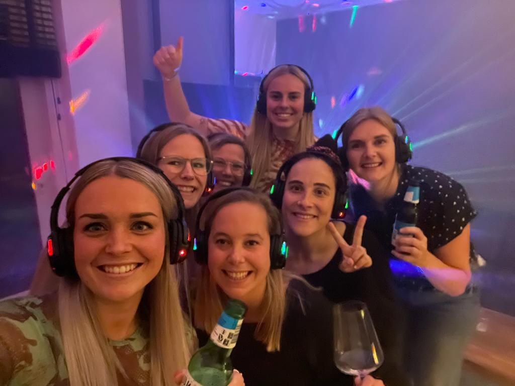 Silent disco thuis zelf organiseren binnen met vrienden of studenten