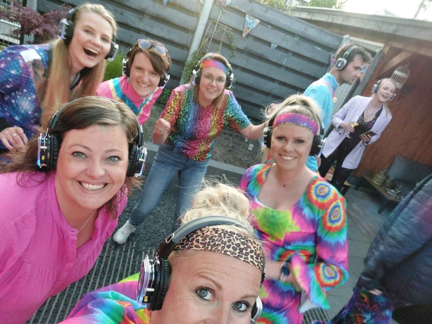Silent disco thuis zelf organiseren in de tuin met vrienden buiten