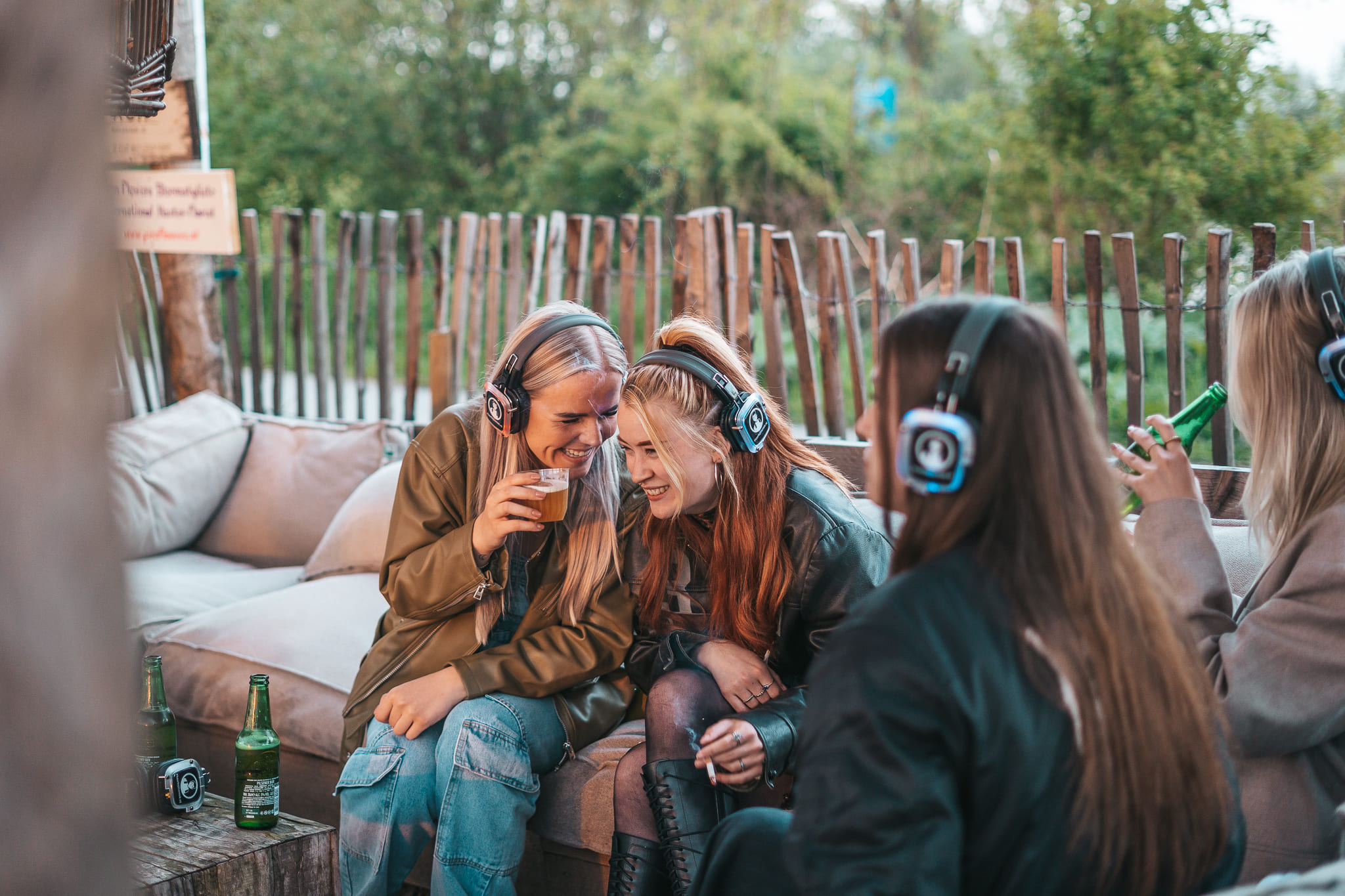 Wat is een silent disco en hoe werkt het koptelefoons met verschillende kanalen