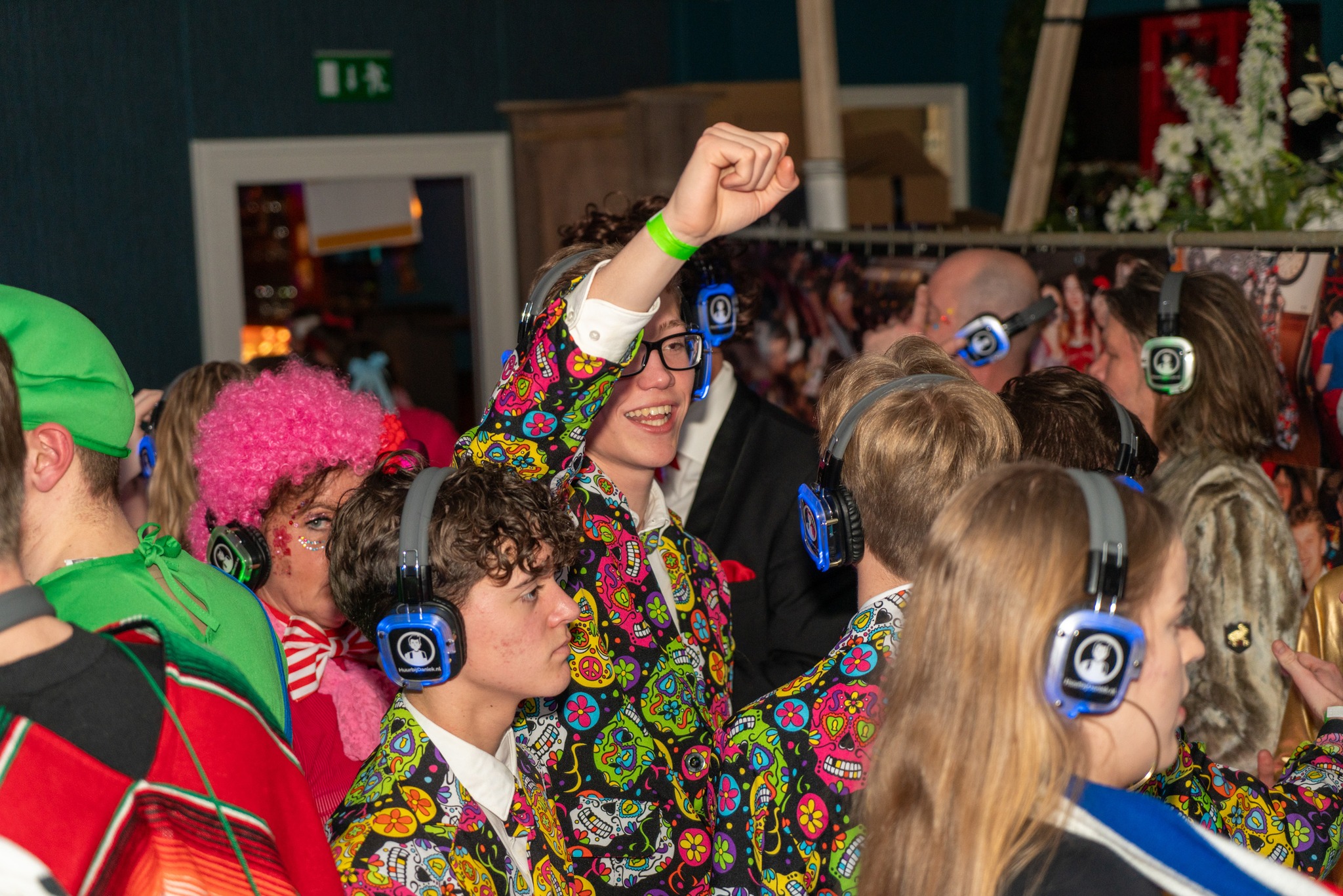 Wat is een silent disco en hoe werkt het feestende mensen met koptelefoons
