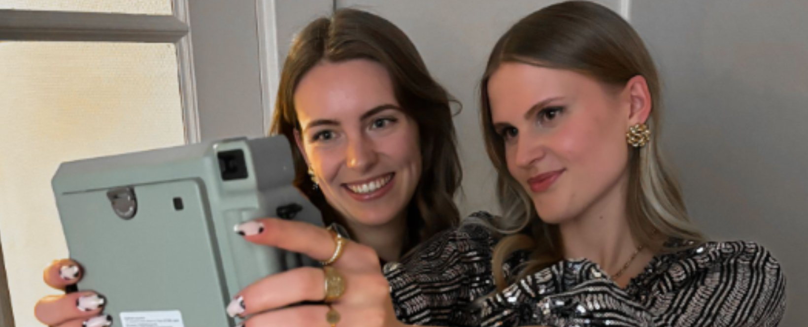 Mensen maken een foto met een polaroid camera