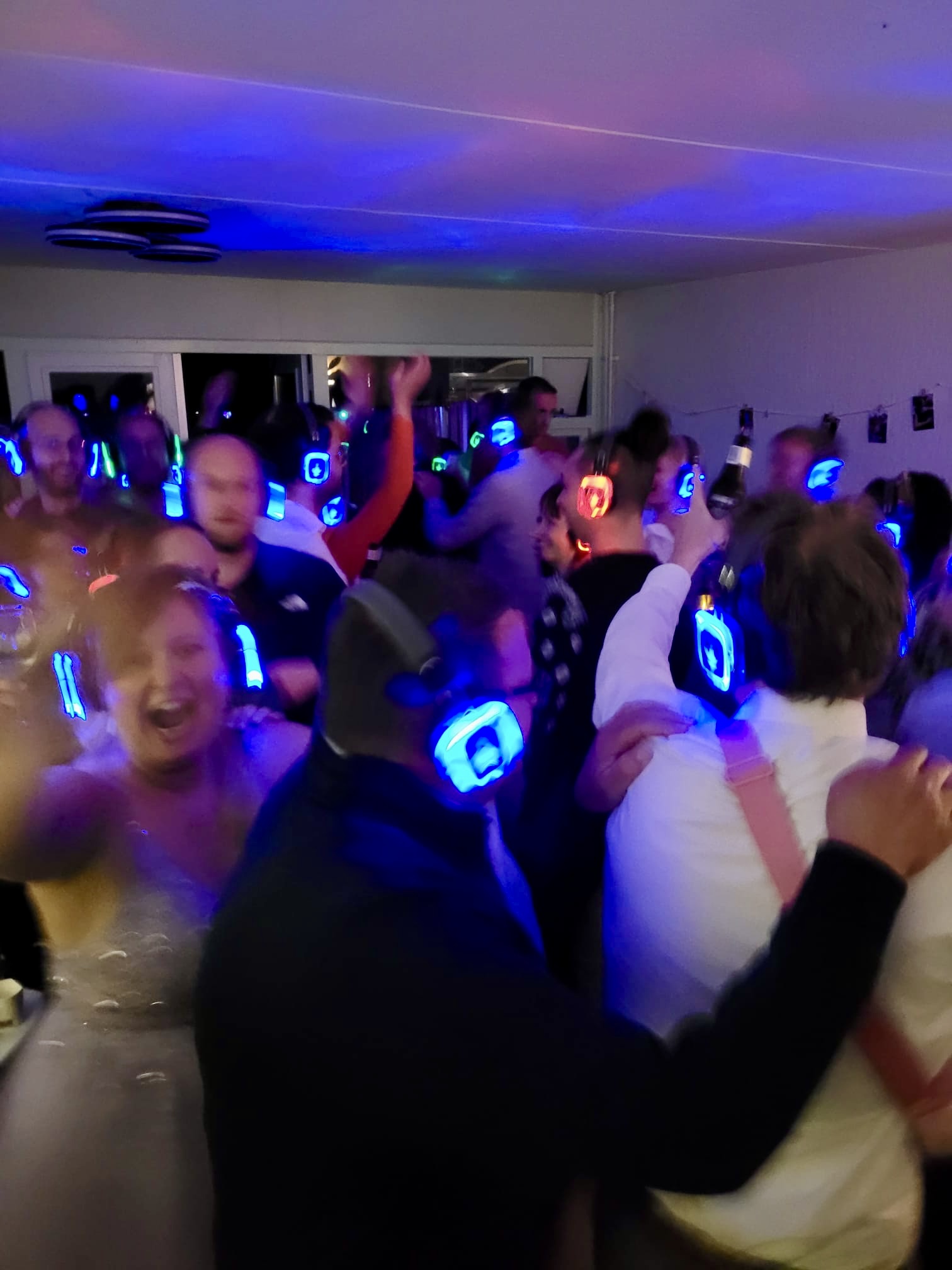 Silent disco thuis feestje zelf organiseren groep mensen en vrienden feesten samen in de woonkamer