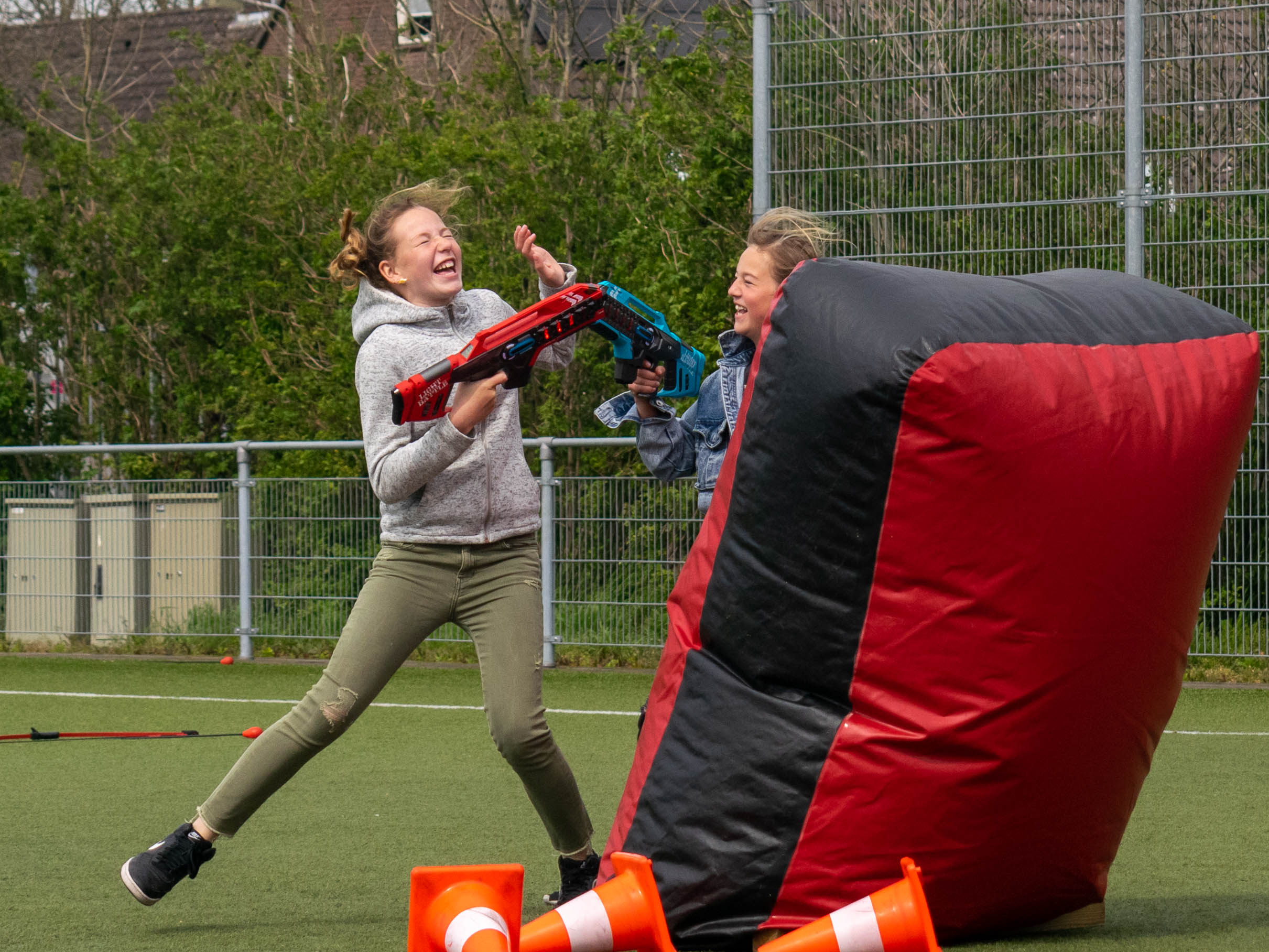 Lasergamen kinderfeestje twee meiden die plezier hebben buiten
