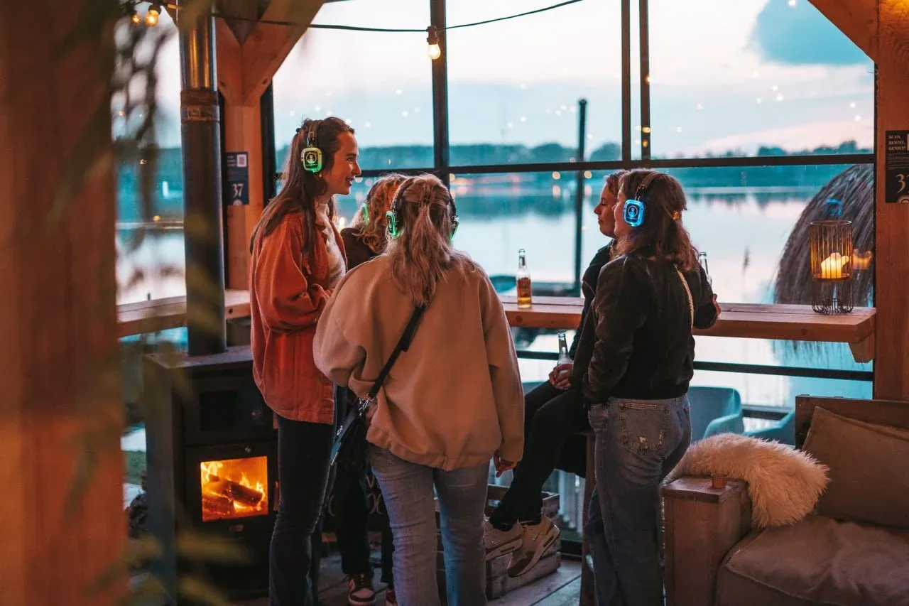 Ideeën voor vrijgezellenfeest voor vrouwen met een groep vriendinnen silent disco