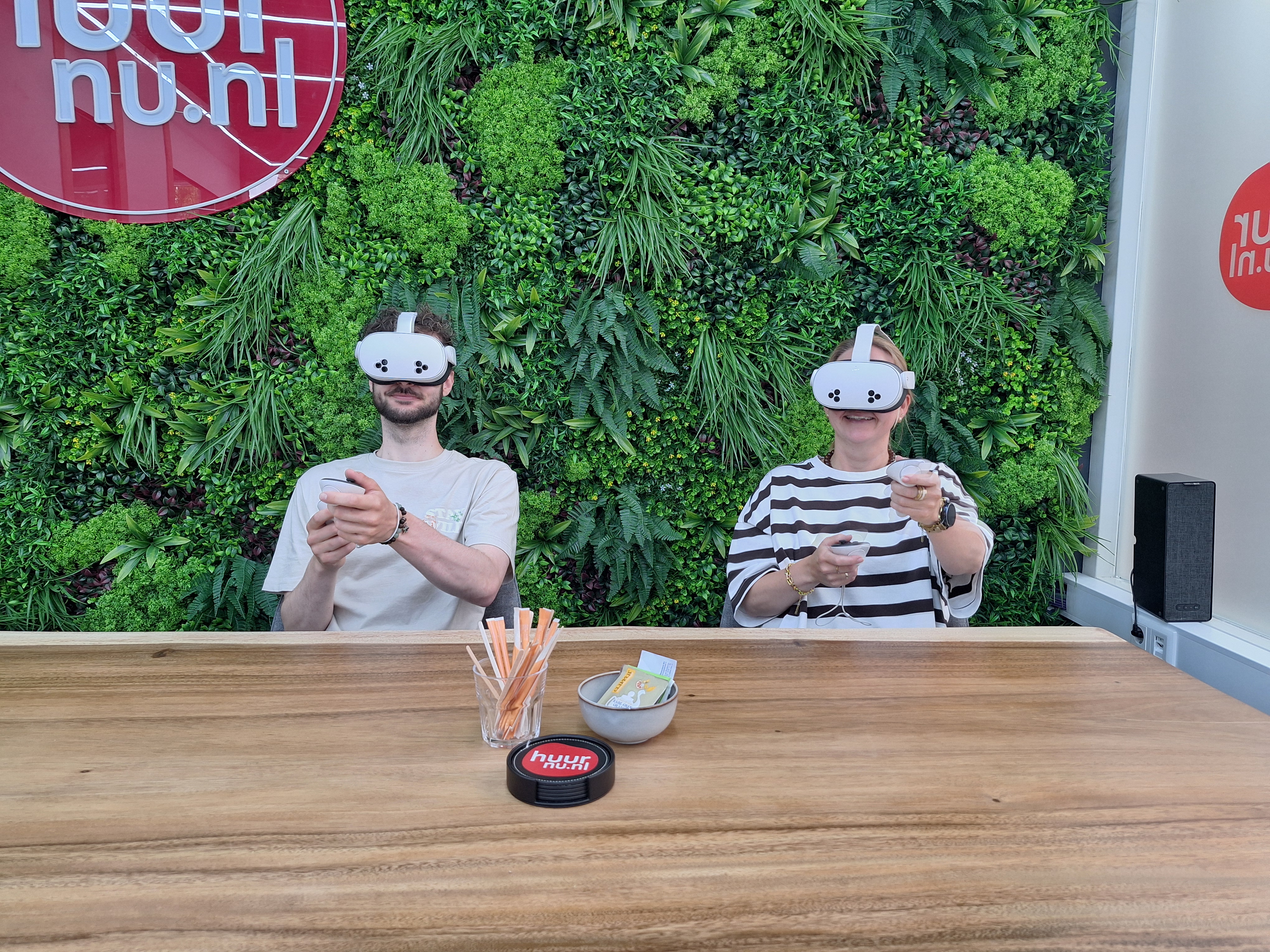 Virtual reality escaperoom twee collega's doen aan teamwork in VR