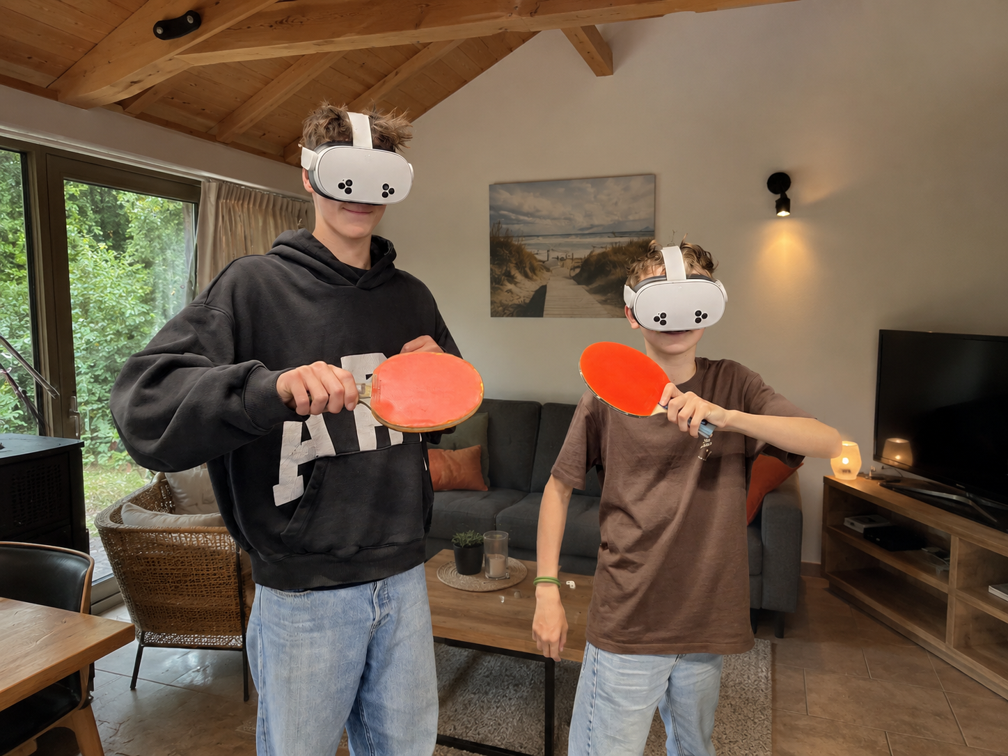 Virtual reality headset twee kinderen die samen VR spelen in een vakantiehuisje